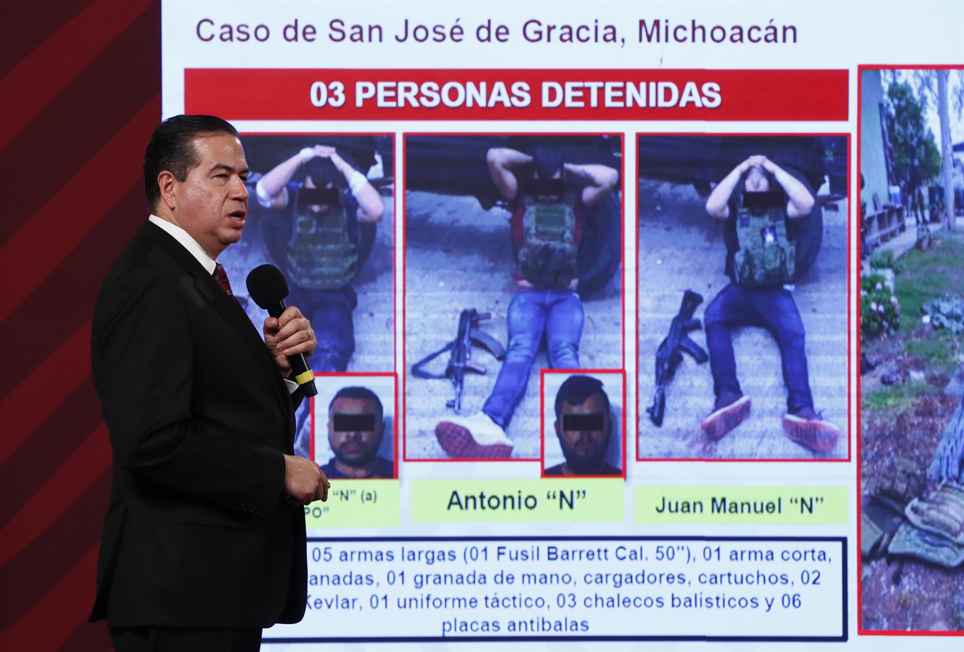 El subsecretario de Seguridad de México, Ricardo Mejía, expone durante una rueda de prensa hoy, en el Palacio Nacional, en Ciudad de México (México). EFE/ José Méndez
