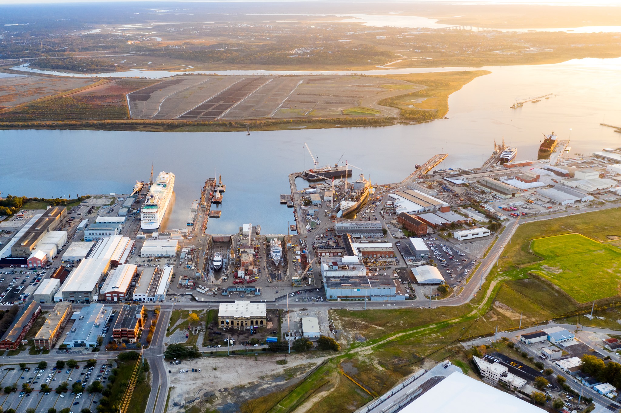 Hispano muere al caer mientras trabajaba en un muelle en North Charleston