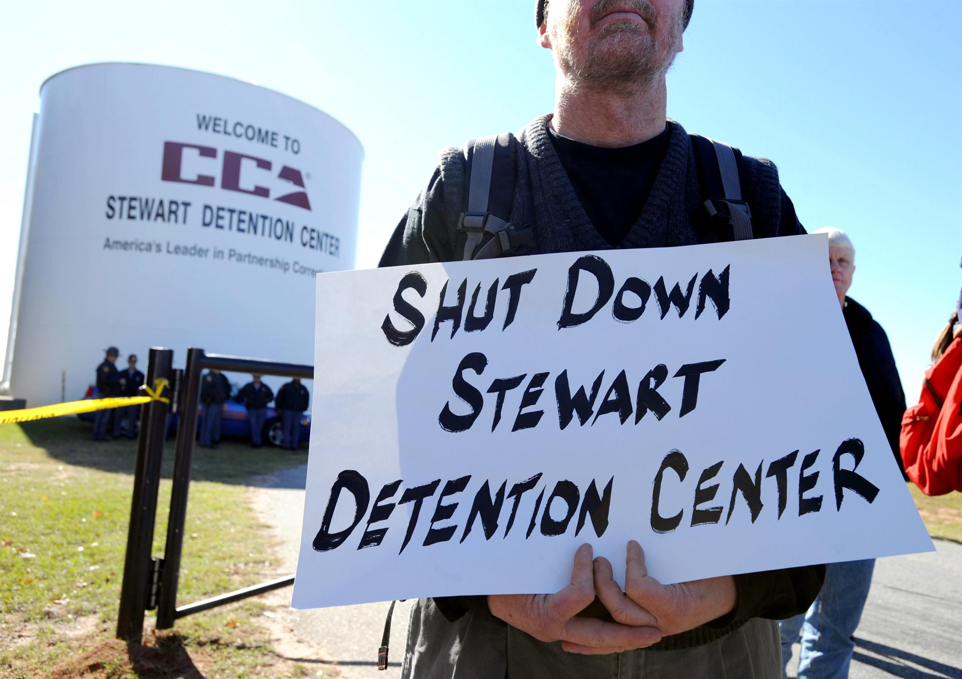 Imagen de archivo que muestra una protesta frente a la entrada del Centro de Detención de Stewart en Lumpkin, Georgia. EFE/Erik S. Lesser
