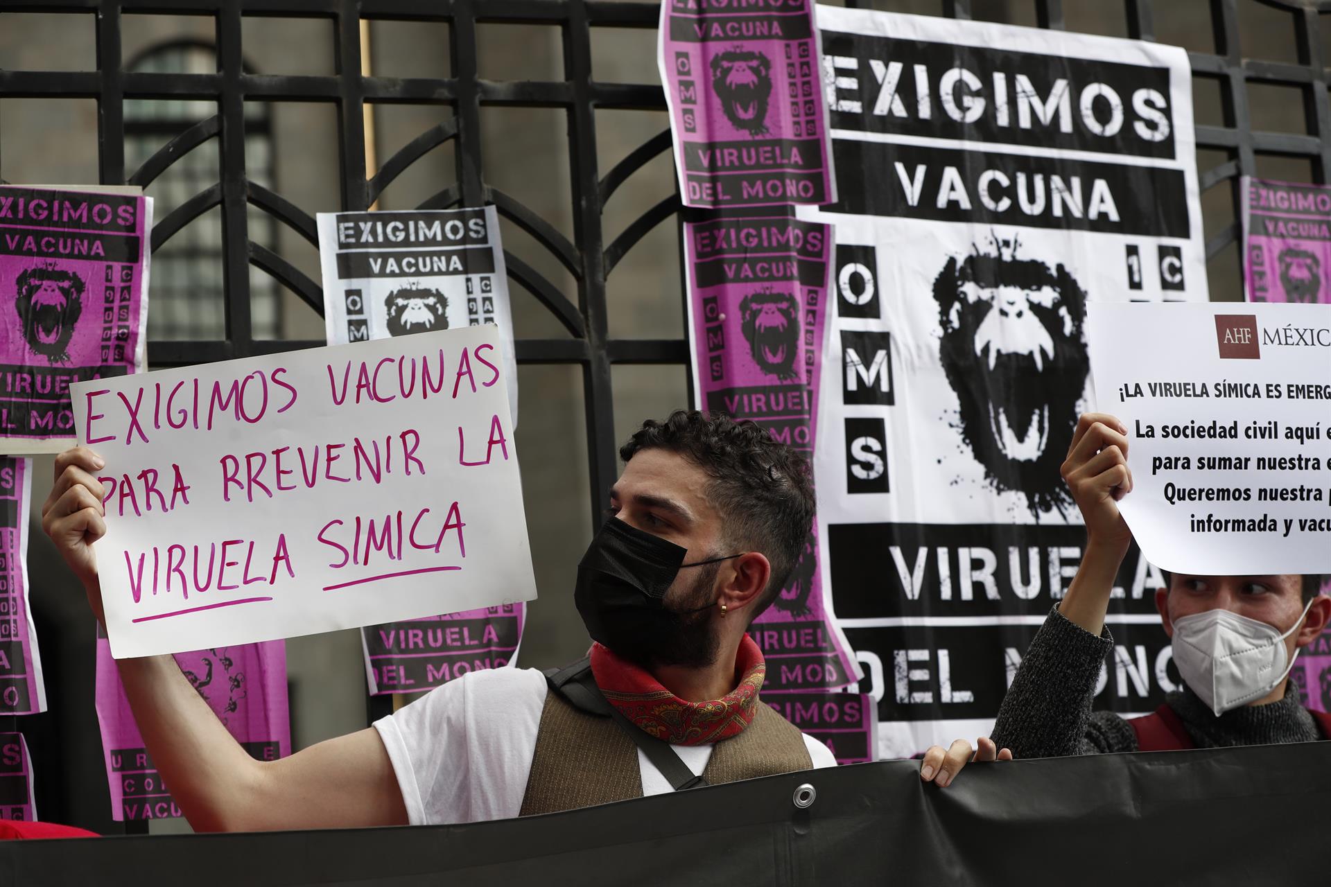 Un grupo de personas se manifiestan para exigir vacunas contra la viruela símica afuera de la Secretaria de Salud, hoy en Ciudad de México (México). EFE/José Méndez
