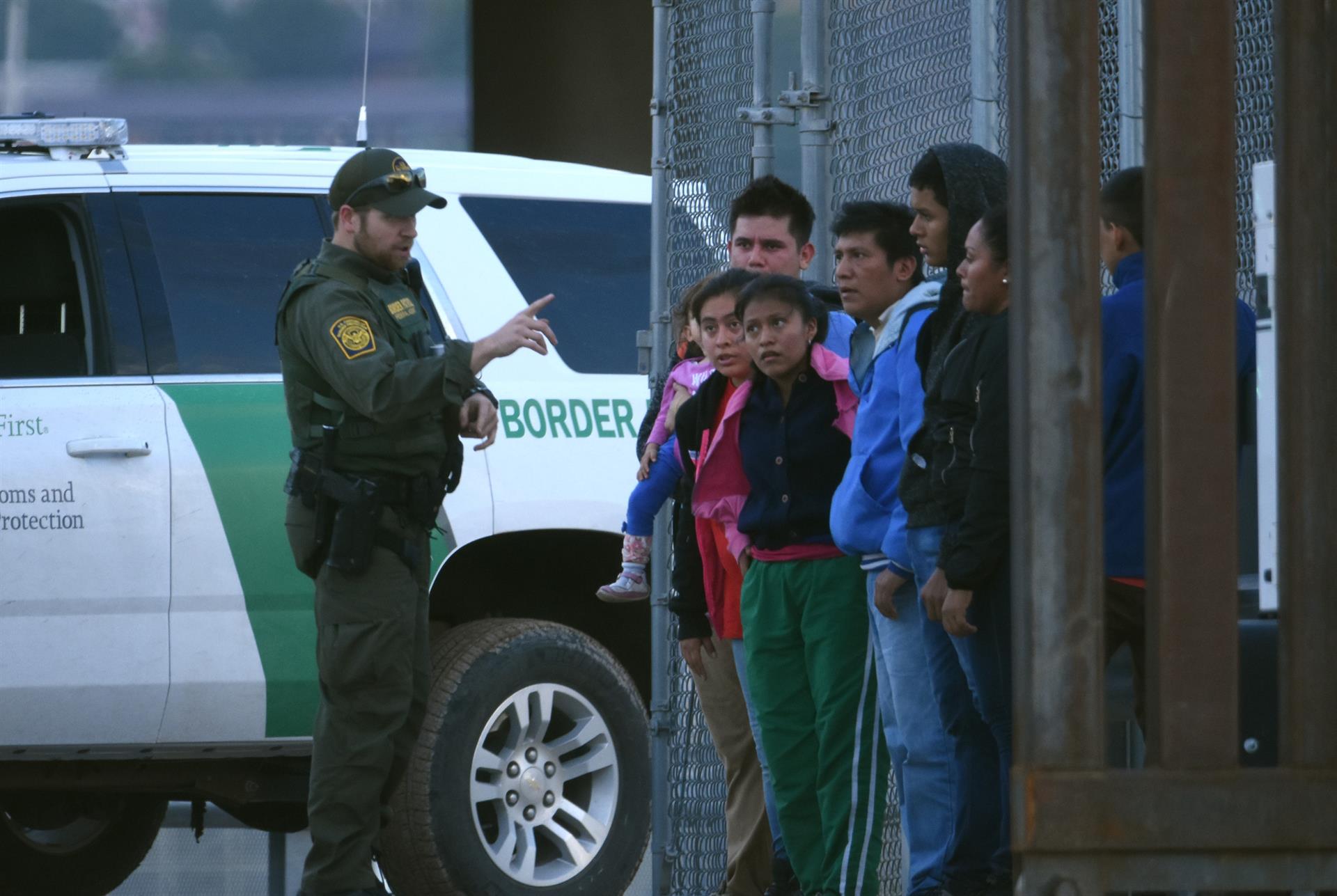 Fotografía de archivo de un agente de la patrulla fronteriza estadounidense que habla a un grupo de jóvenes migrantes centroamericanos tras ser detenidos. EFE/Rey R. Jauregui
