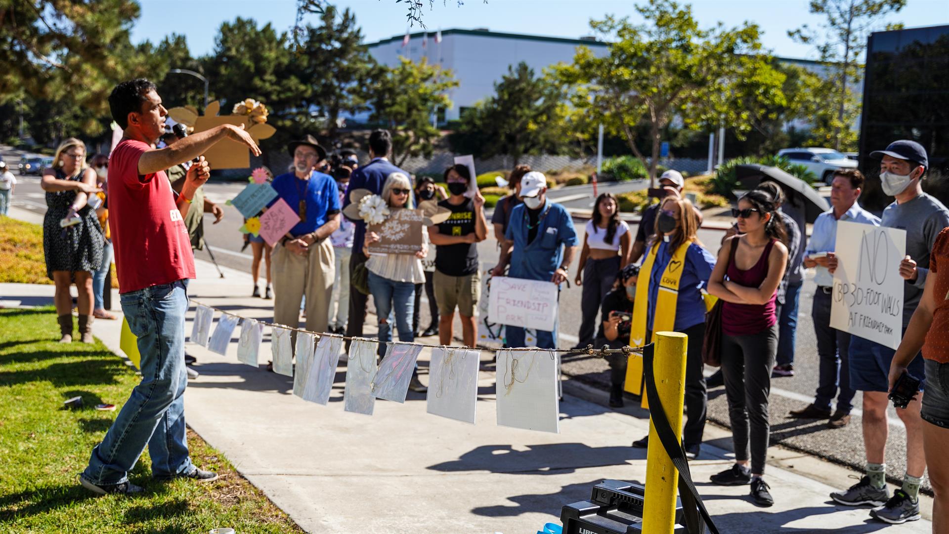 Grupos de personas participan en una protesta para salvar el Parque de la Amistad y contra la construcción de muros fronterizos hoy, junto al cuartel fronterizo de San Diego (EEUU). EFE/ Manuel Ocaño
