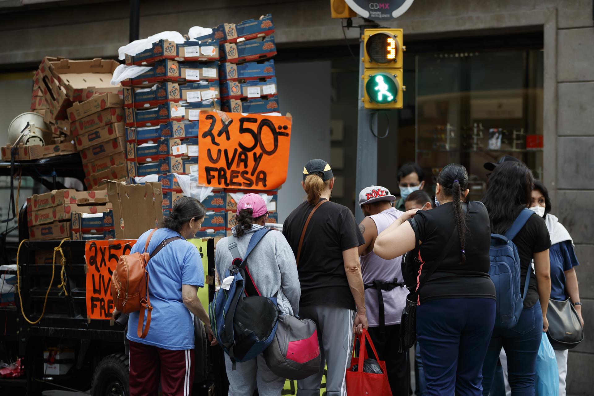 Compradores y transeúntes recorren el centro de la capital mexicana. Imagen de archivo. EFE/José Méndez
