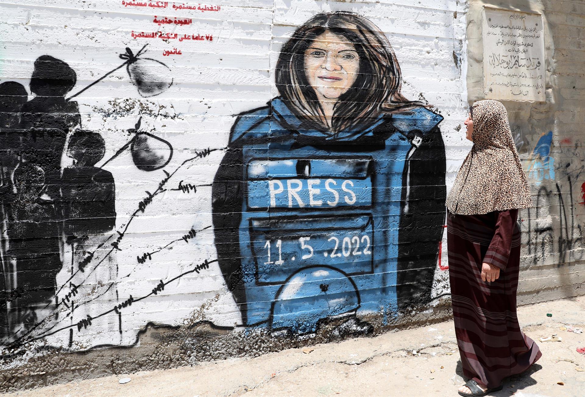 EFE/EPA/ABED AL HASHLAMOUN
 
PALESTINA SHIREEN ABU AKLEH MURAL: BELÉN, 16/05/2022.- Una mujer pasa junto a un mural dedicado a la periodista palestina de Al Jazeera Shireen Abu Akleh en Belén. EFE/ABED AL HASHLAMOUN
