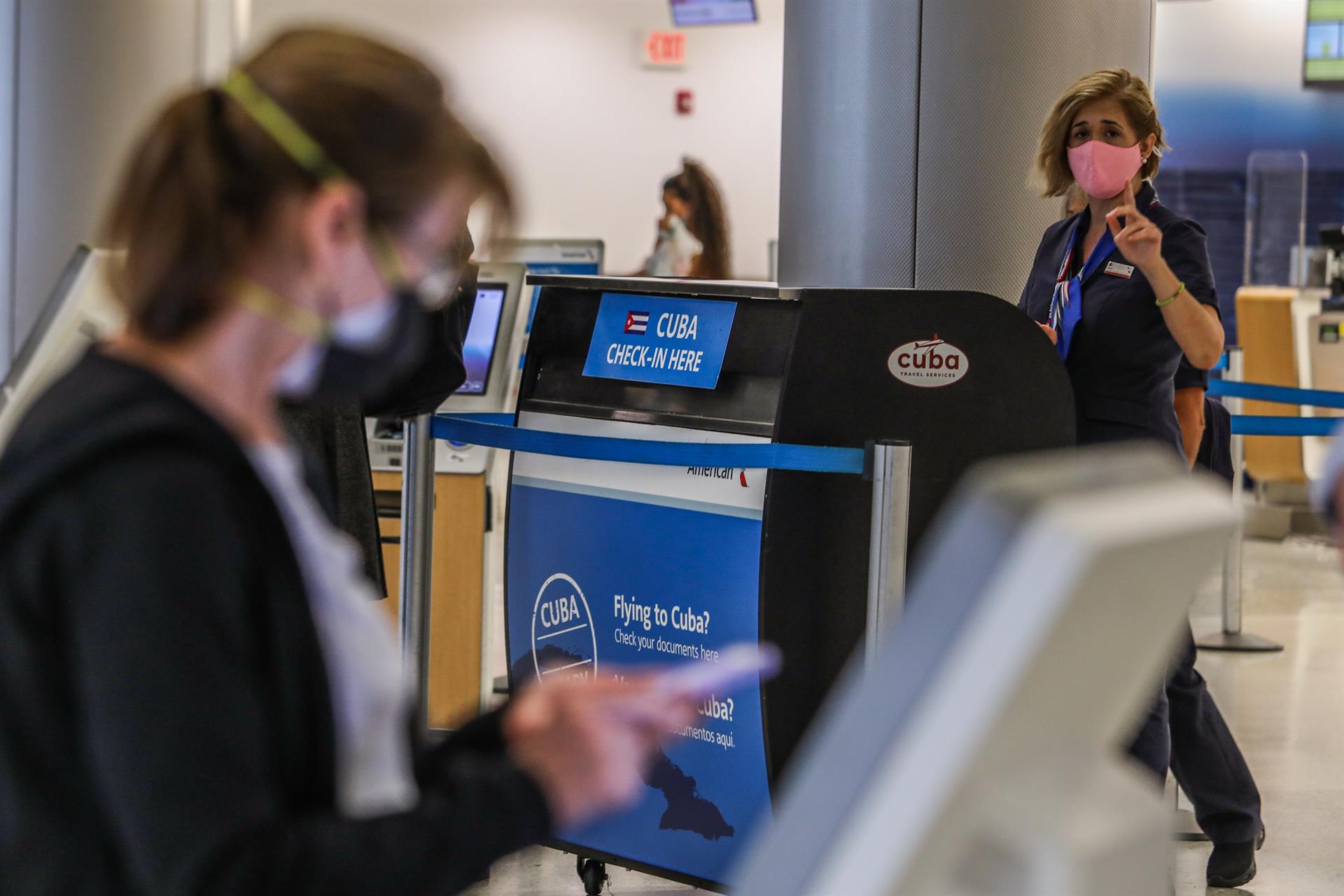 Una mujer revisa su teléfono móvil este miércoles en la terminal de viajes internacionales de la aerolínea American Airlines (AA) en el aeropuerto Internacional de Miami, Florida. Imagen de archivo. EFE/Giorgio Viera
