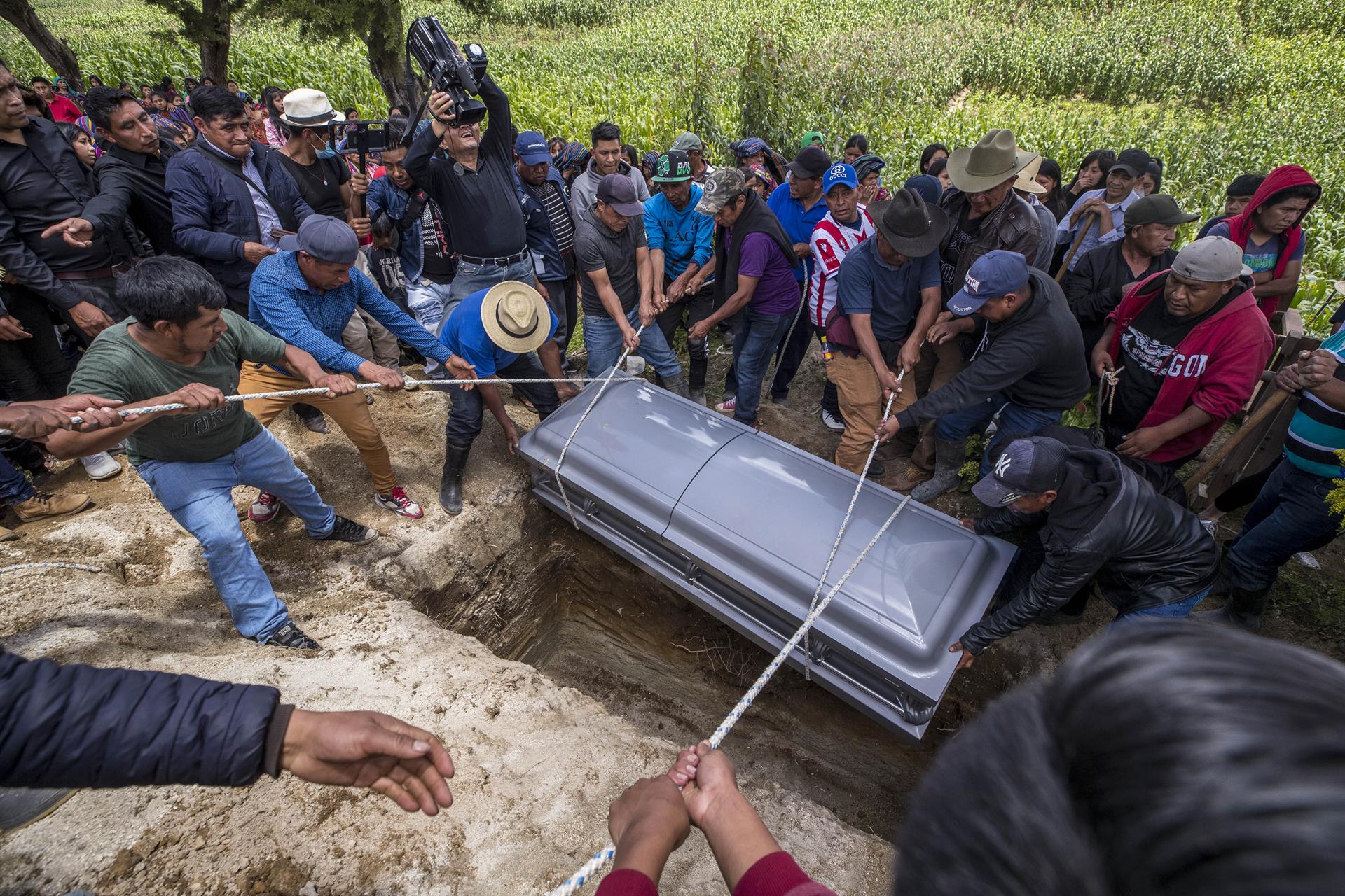 Fotografía de archivo de vecinos y familiares que asisten al entierro de los restos del menor Pascual Melvin Guachiac Sipac de 13 años, en el cementerio de la aldea Tzucubal, Nahualá (Guatemala). EFE/ Esteban Biba
