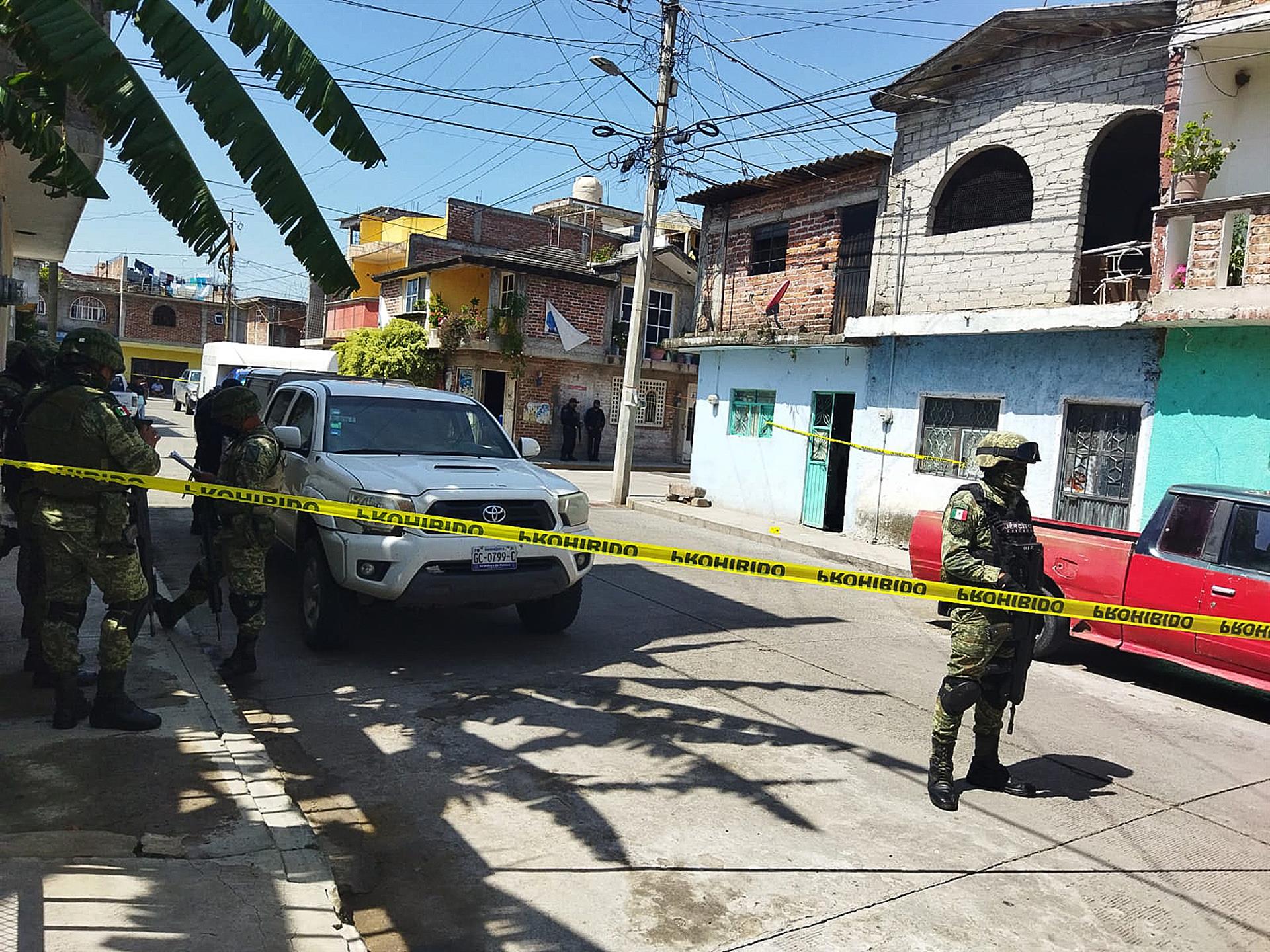Elementos del Ejercito Mexicano resguardan hoy, la zona donde fueron atacadas personas por un comando armado en el municipio de Jaral del Progreso, en el estado de Guanajuanto (México). EFE/Str
