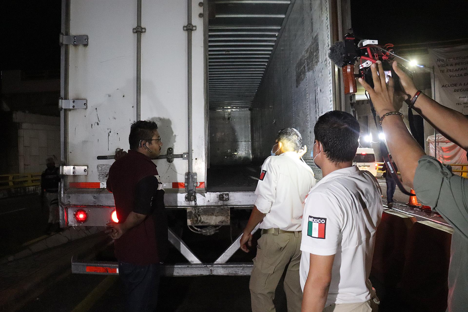 Agentes del Instituto Nacional de Migración (INM) realizan un operativo en búsqueda de migrantes escondidos en tráilers hoy, en Tapachula (México). EFE/ Juan Manuel Blanco

