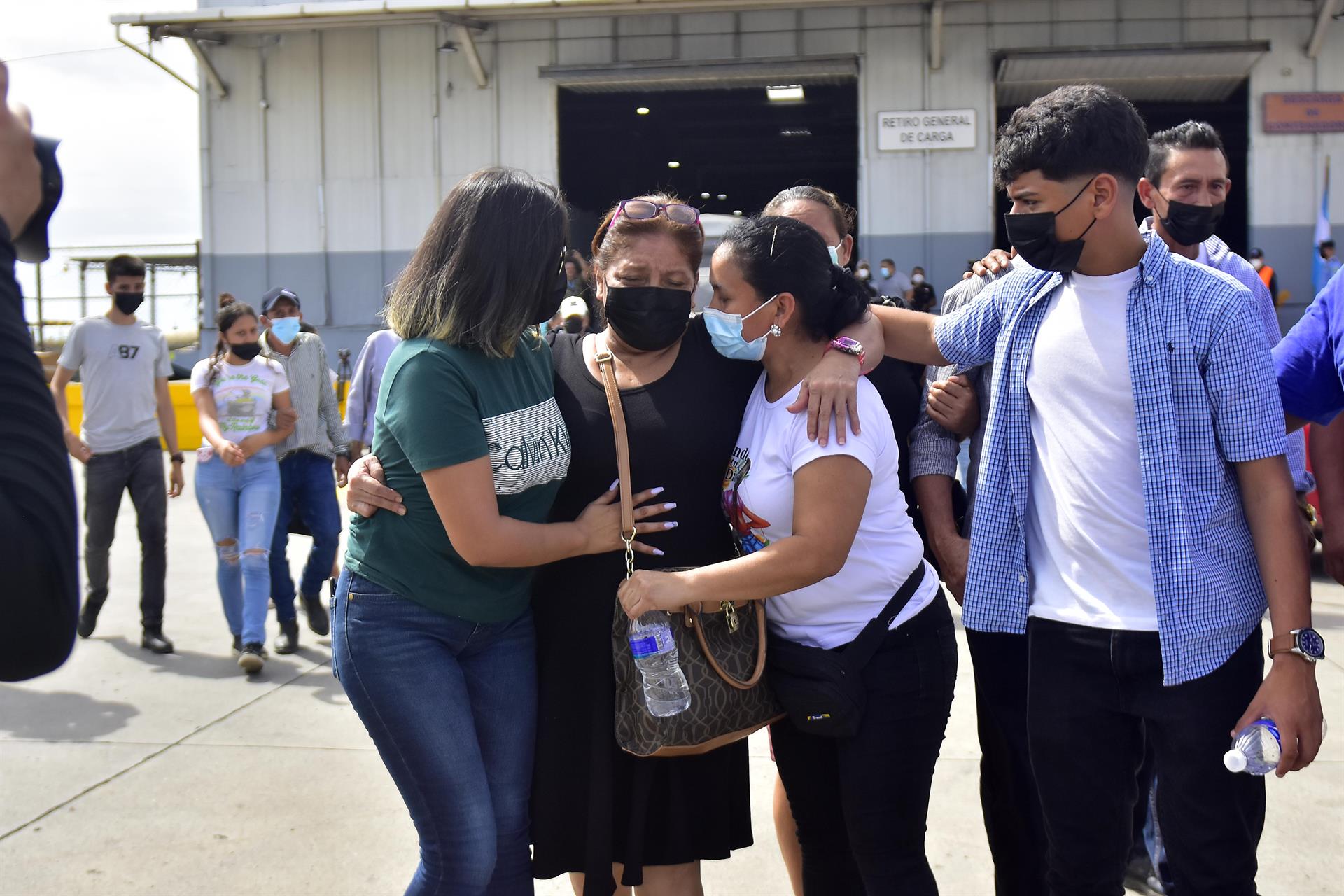 Familiares de los migrantes hondureños fallecidos dentro de un contenedor en Estados Unidos acuden al Aeropuerto Internacional Ramón Villeda Morales a reclamar sus cuerpos, hoy, en San Pedro Sula (Honduras). EFE/ José Valle
