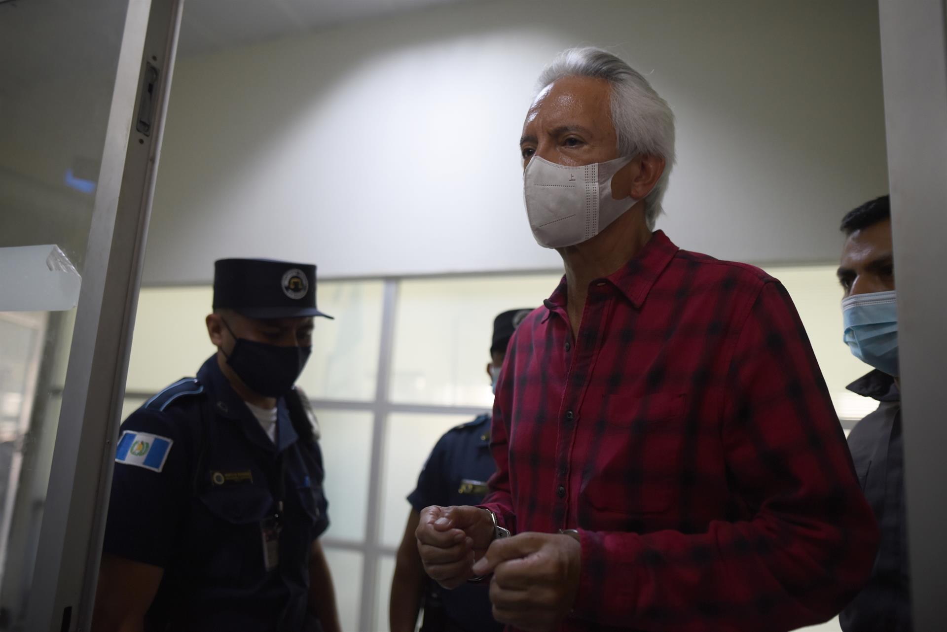 El periodista José Rubén Zamora es visto hoy tras salir de una audiencia en su contra por cargos de lavado de dinero, chantaje y tráfico de influencias, en la Torre de Tribunales en Ciudad de Guatemala (Guatemala). EFE/ Edwin Bercián
