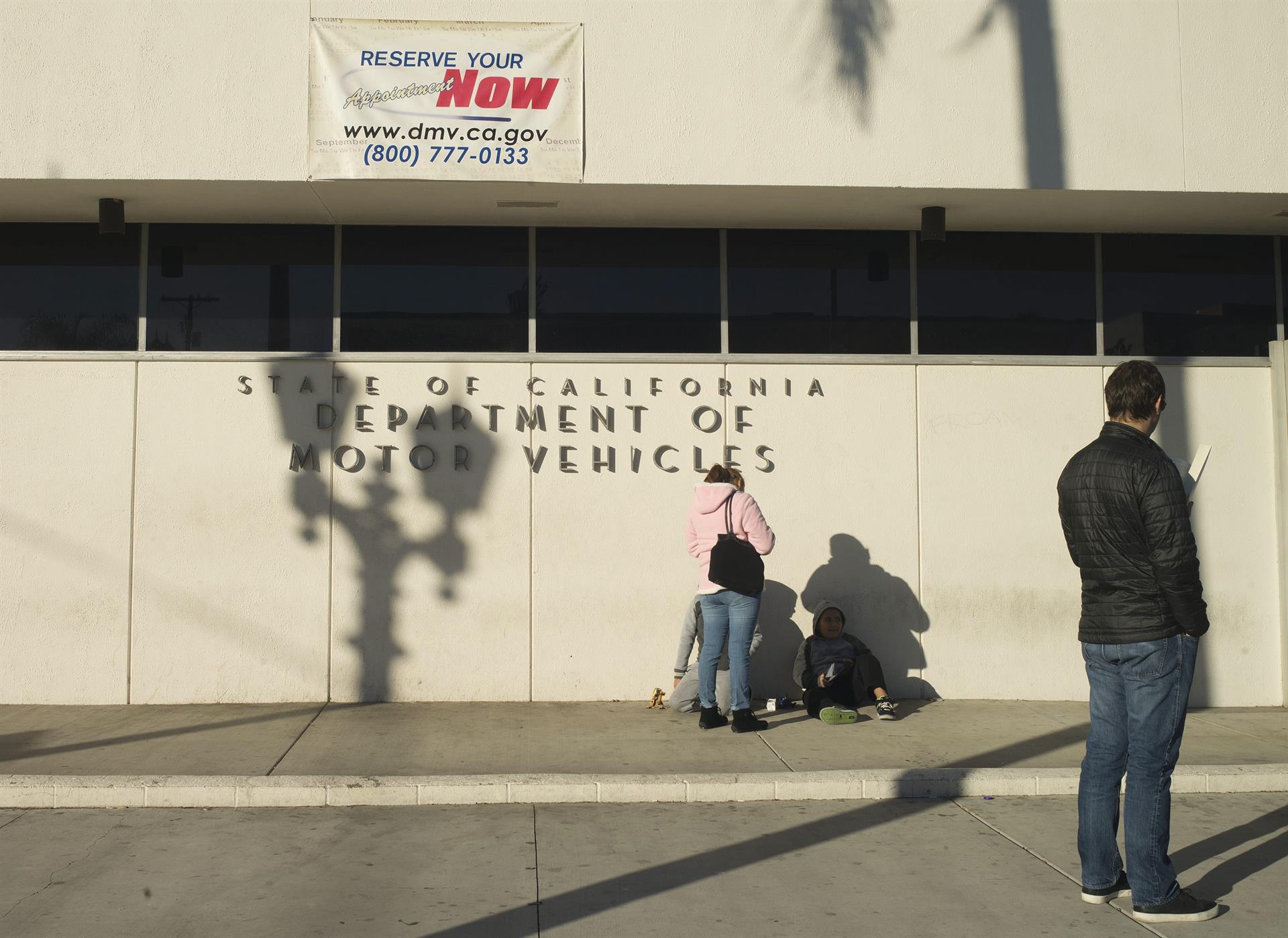 Varias personas esperan su turno frente a la oficina del Departamento de Vehículos Motorizados (DMV) de Hollywood, California. Imagen de archivo. EFE/ARMANDO ARORIZO
