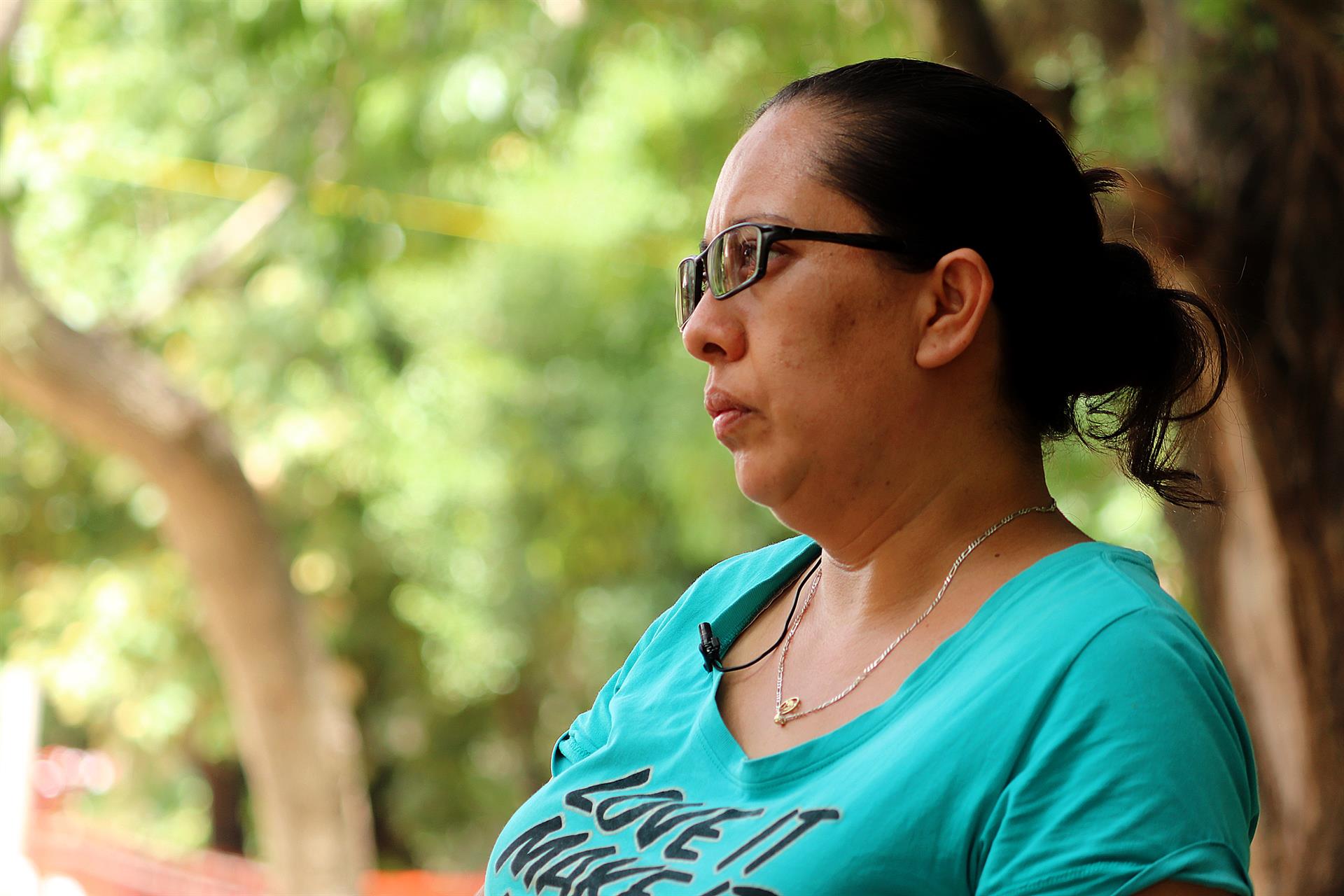 Guadalupe Lizbeth Ramírez, esposa de un migrante mexicano fallecido en Texas, habla durante una entrevista para Efe, el 4 de julio de 2022, en la ciudad de Querétaro (México). EFE/ Sergio Adrián Ángeles
