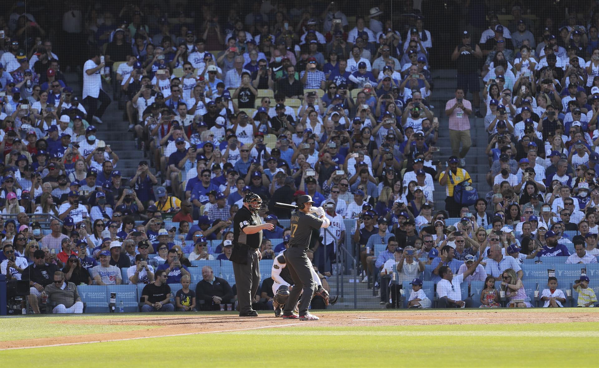El bateador designado de Los Ángeles Angels Shohei Ohtani de Japón (C) se ve en la caja de bateadores mientras espera un lanzamiento contra la Liga Nacional en la primera entrada del Juego de Estrellas de la Major League Baseball (MLB) 2022 en el Dodger Stadium en Los Ángeles, California, Estados Unidos. EFE/EPA/DAVID SWANSON
