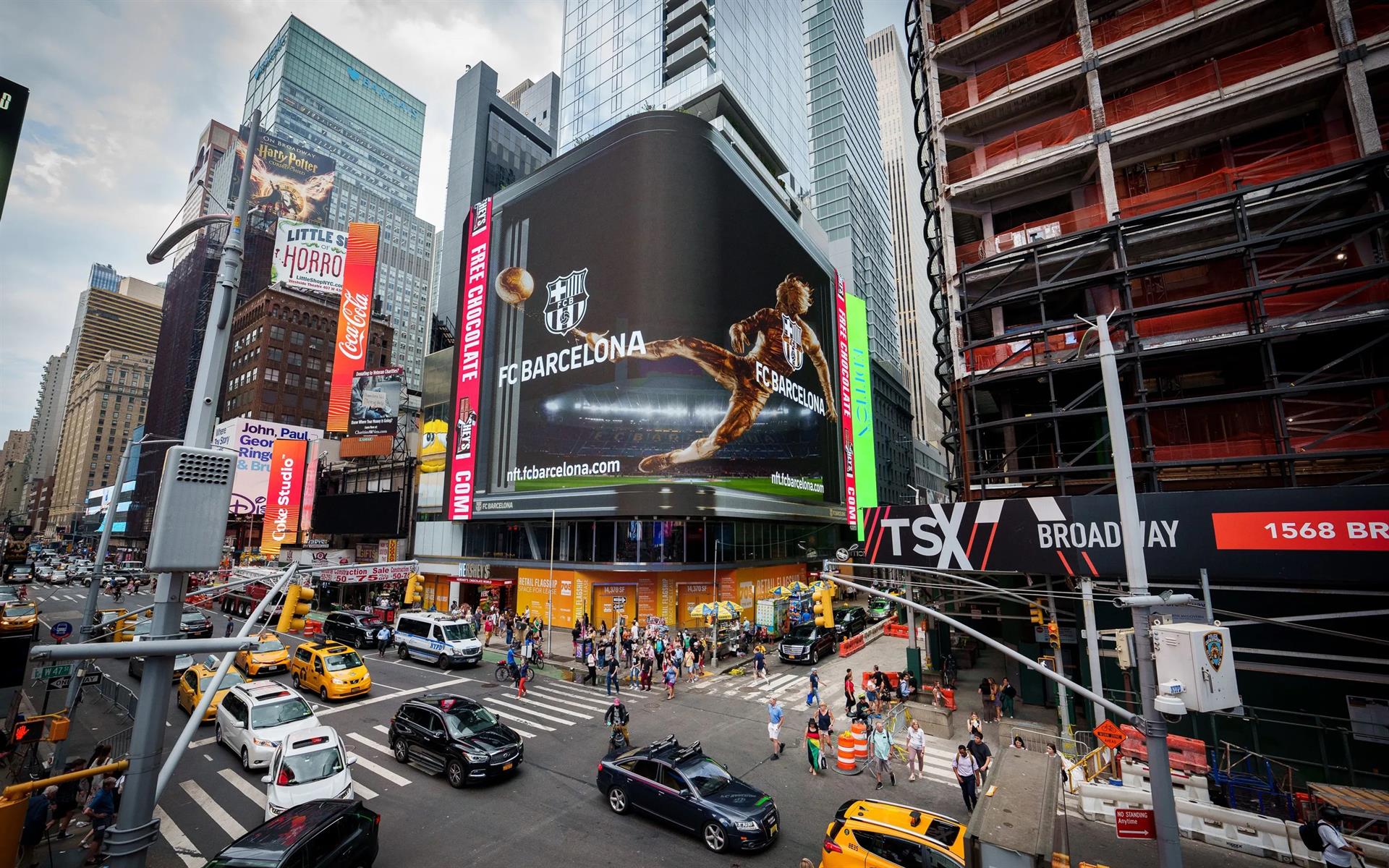 Fotografía cedida hoy por el FC Barcelona que muestra una imagen del club en pleno Times Square en Nueva York (EE.UU.). EFE/FC Barcelona
