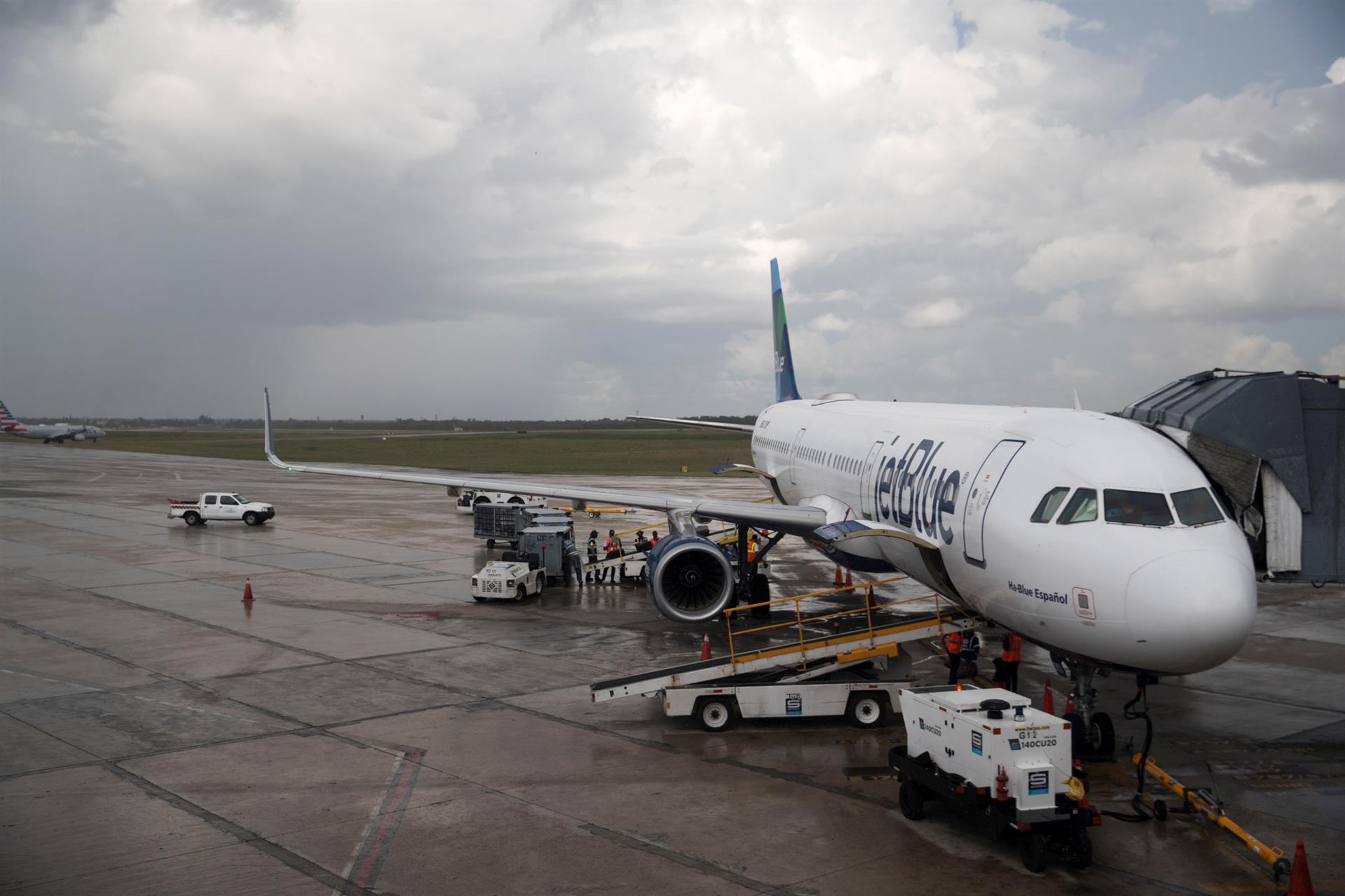 Imagen de archivo de un avión de JetBlue en el Aeropuerto Internacional de Las Américas, en Santo Domingo (República Dominicana). EFE/Orlando Barría
