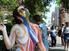 Cuerpos desnudos pintados para celebrar el arte y aceptarse La modelo Niki Davis-Fainbloom posa con el cuerpo pintado por el artista Andy Golub hoy, en la plaza de Union Square, en Nueva York (Estados Unidos). EFE/ Jorge Fuentlesaz