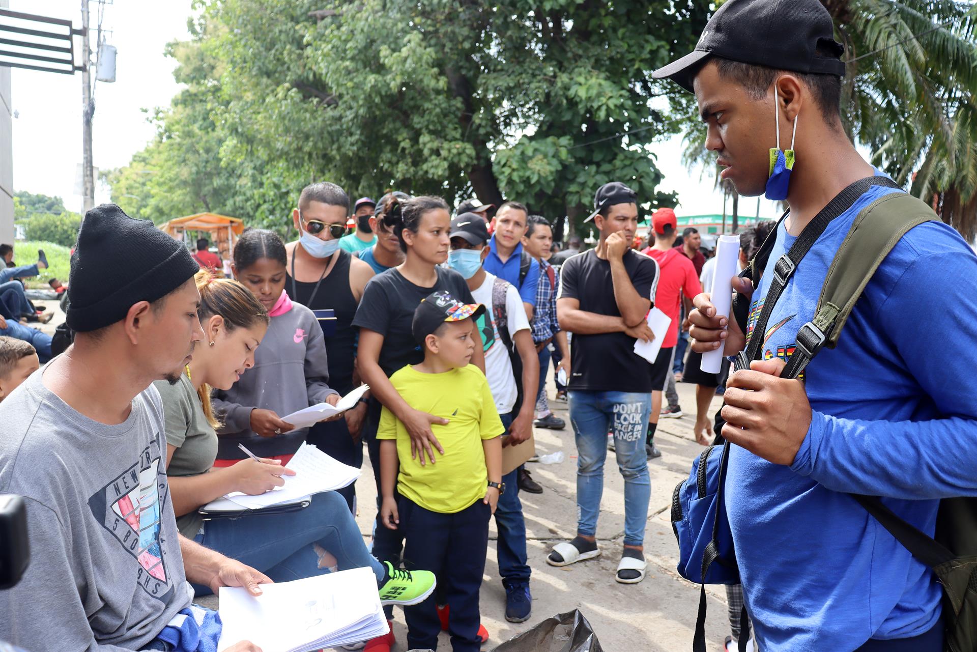 Migrantes solicitan protección ante la salida de una caravana desde la frontera sur, al exterior de la oficina de los Derechos Humanos (DDHH), en Tapachula (México). EFE/ Juna Manuel Blanco
