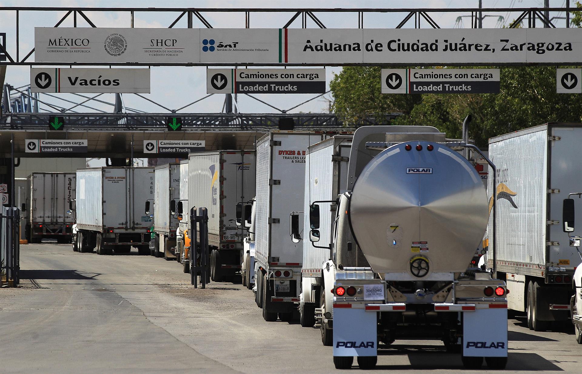 Conductores de camiones hacen fila hoy para cruzar a Estados Unidos, en el puente Internacional Zaragoza, en la fronteriza Ciudad Juárez (México). EFE/Luis Torres
