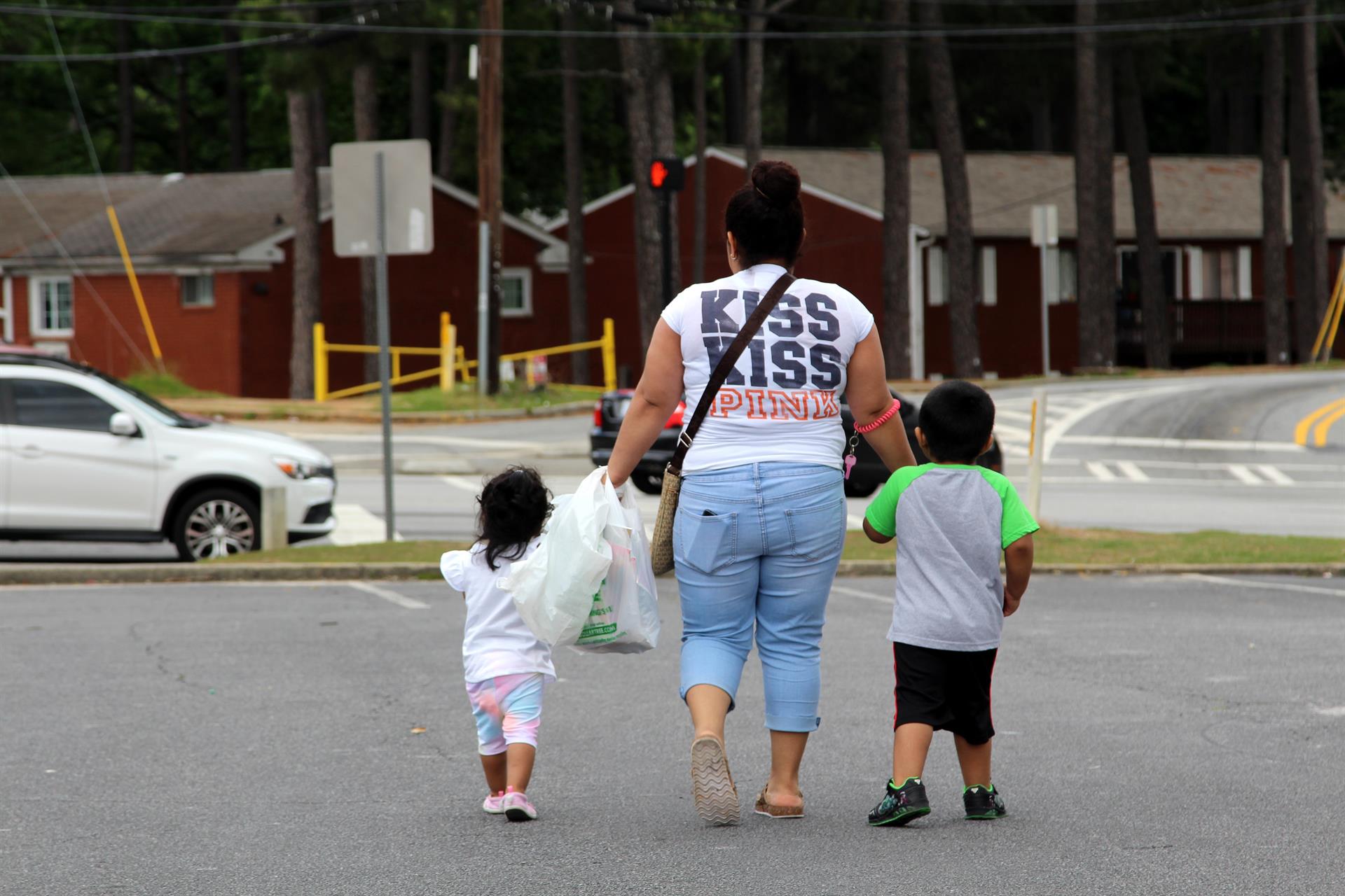 Una mujer camina con dos niños en Atlanta, Georgia. Imagen de archivo. EFE/Marcelo Weelock
