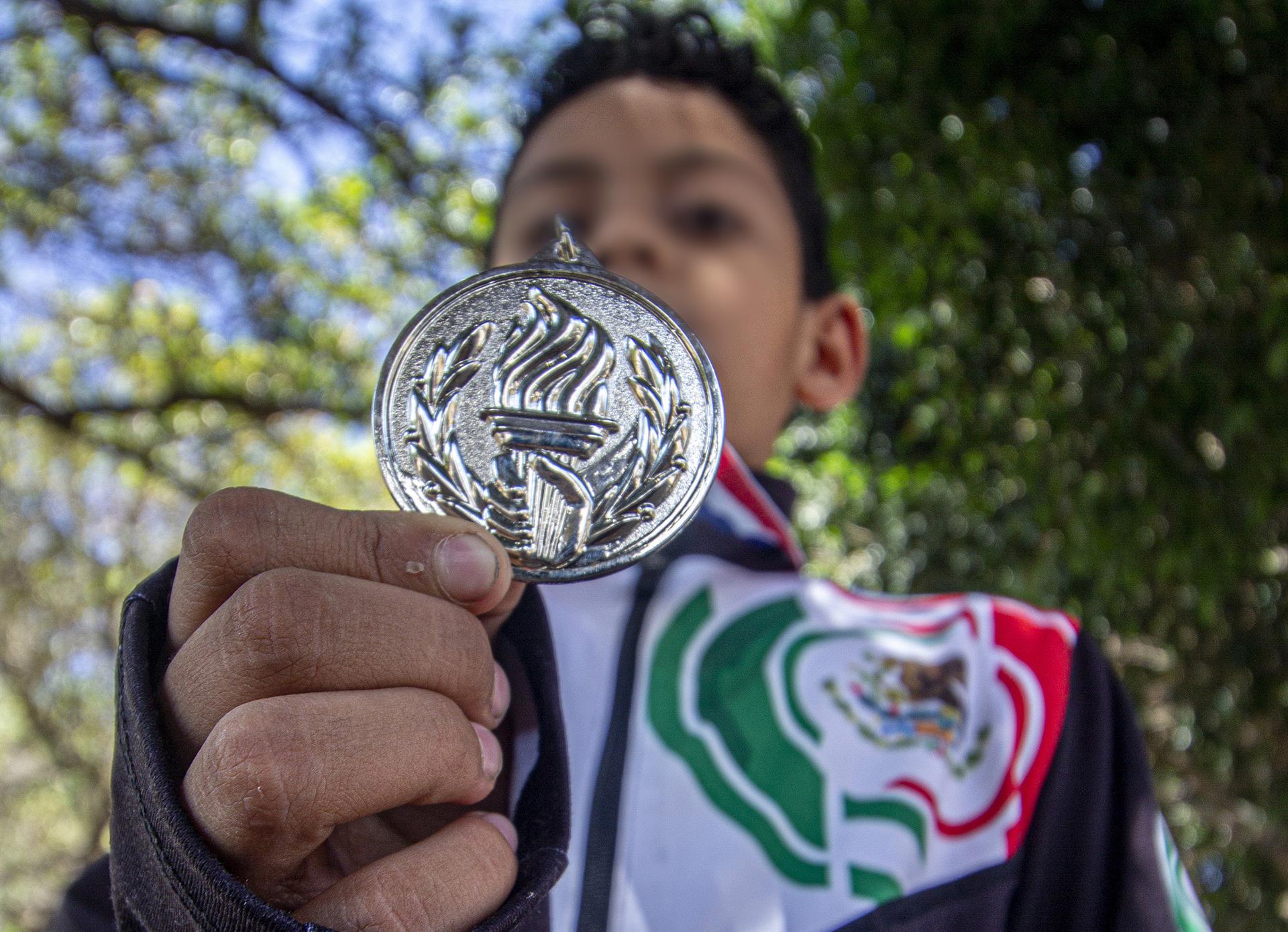 Fotografía del 30 de junio de 2022, del menor Fernando Cortés, mientras muestra su medalla obtenida en el Campeonato Mundial Escolar de Ajedrez 2022. EFE/Sergio Ángeles
