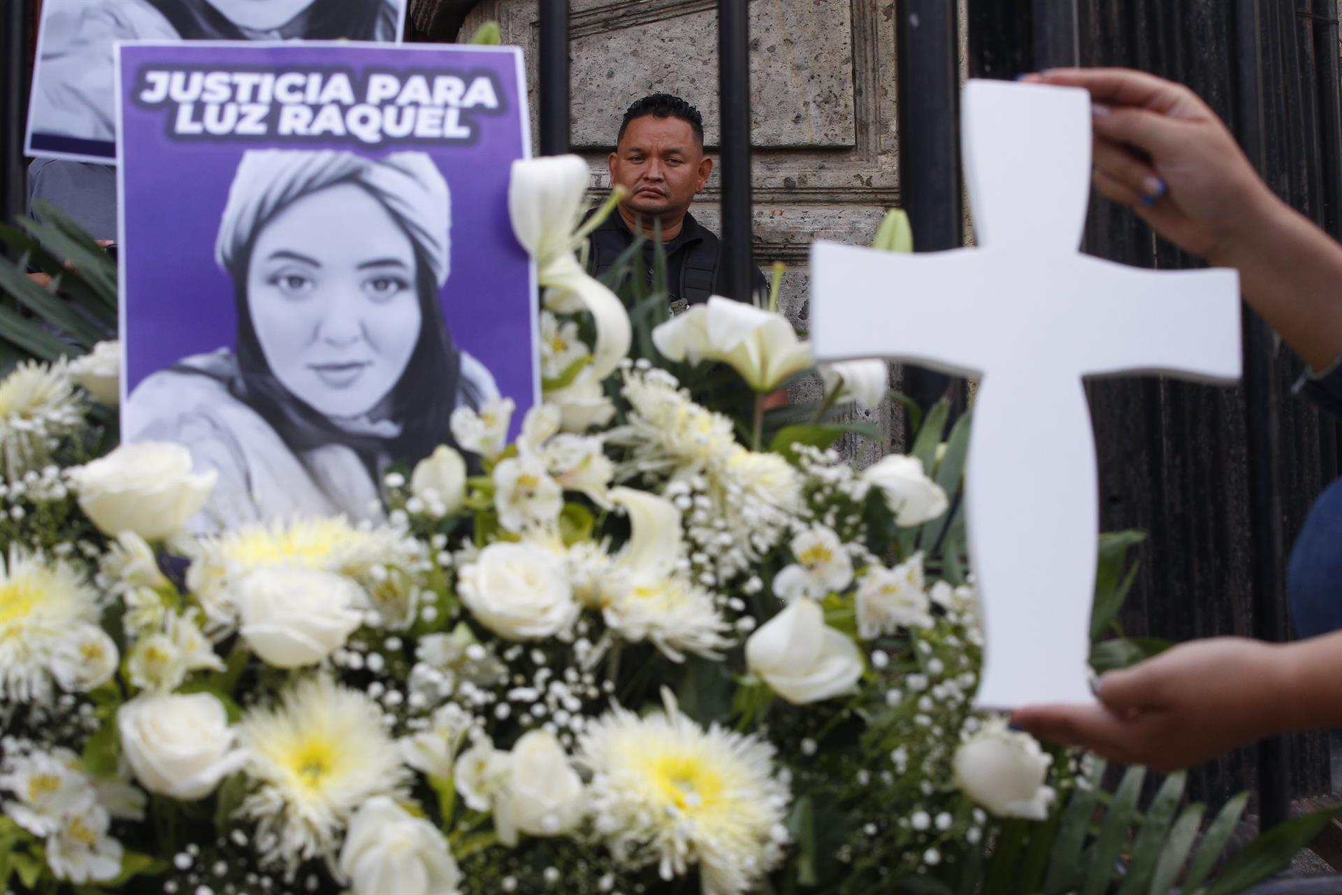 Activistas protestan contra el feminicidio y piden justicia por el caso de Luz Raquel Padilla hoy, frente al Palacio de Gobierno de Jalisco, en Guadalajara (México). EFE/ Francisco Guasco
