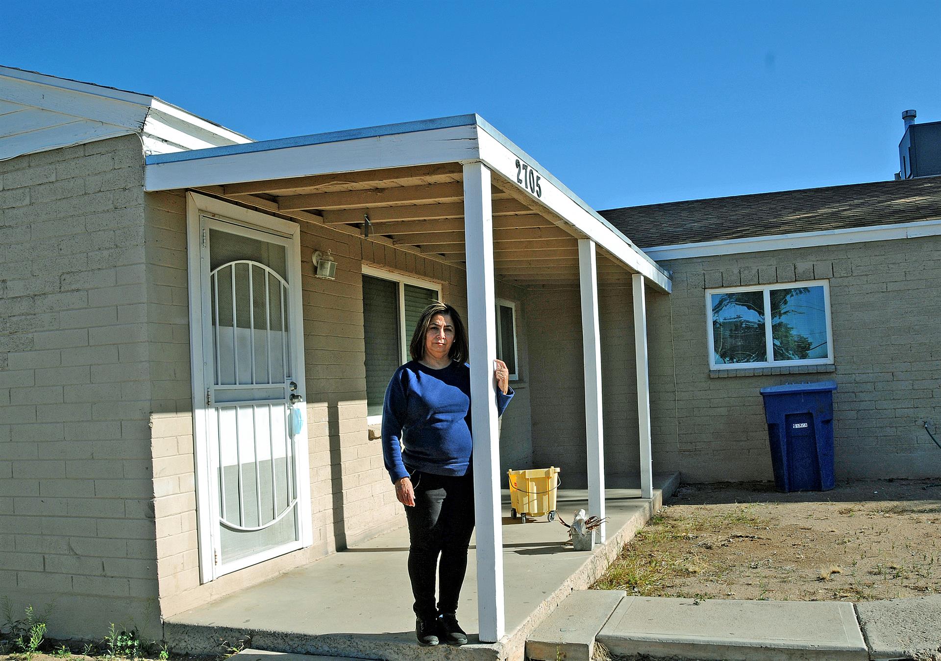 La hispana Gabby Domínguez posa frente a la casa donde vive con su hijo en Tucson, Arizona. Imagen de archivo. EFE/María León
