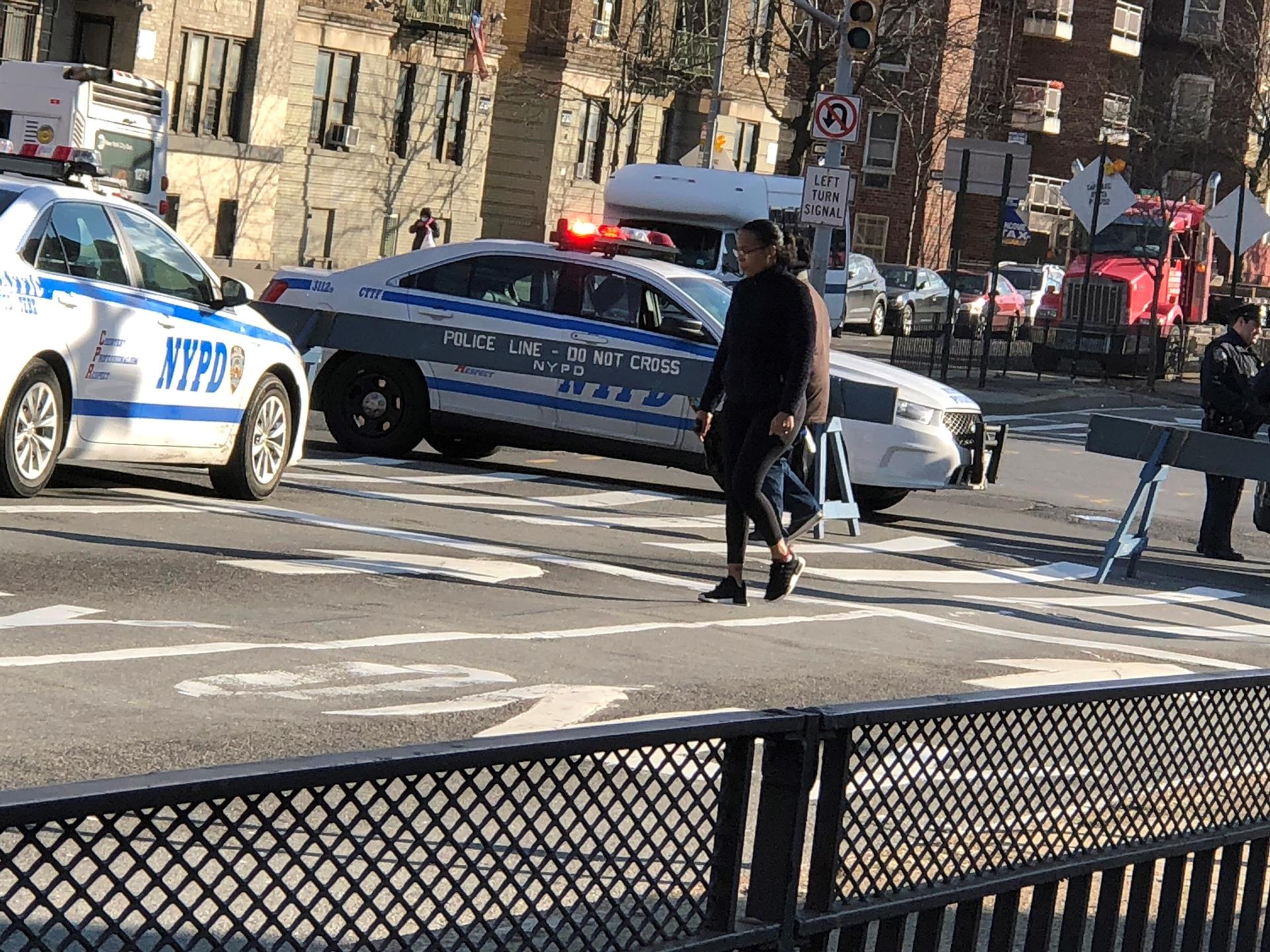 Una persona camina frente a un retén policial en una calle vacía de El Bronx, el condado de mayoría latina de Nueva York. Imagen de archivo. EFE/Ruth E. Hernández
