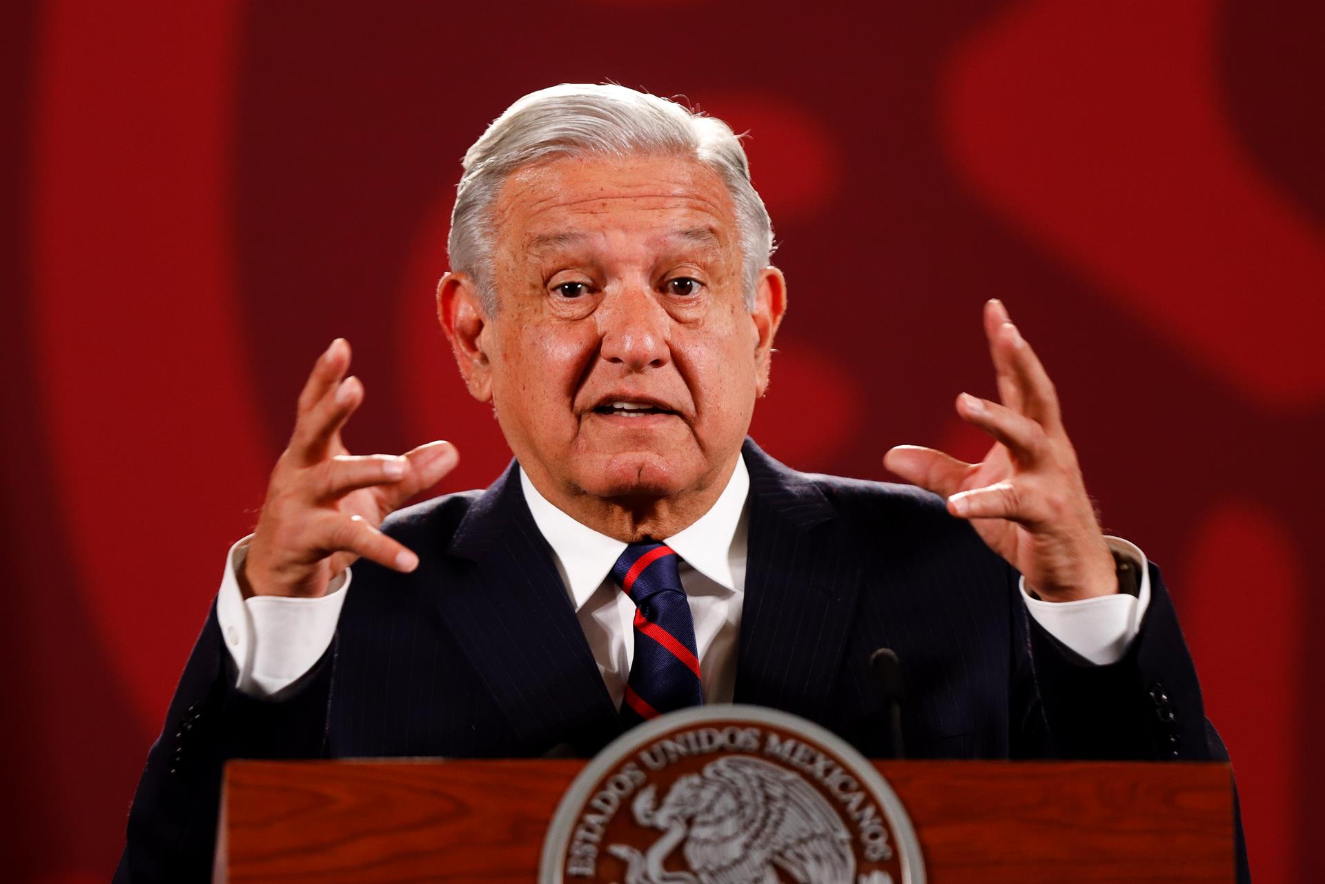 El presidente mexicano, Andrés Manuel López Obrador, habla durante una conferencia de prensa hoy, en el Palacio Nacional de Ciudad de México (México). EFE/ Isaac Esquivel
