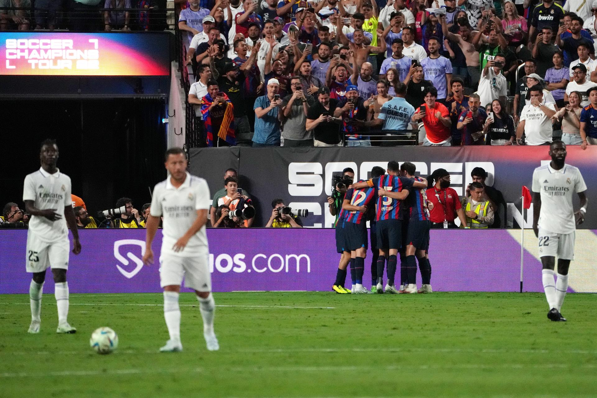 Jugadores del FC Barcelona celebran una anotación en la primera mitad del partido frente al Real Madrid en el Allegiant Stadium, en Las Vegas, Nevada (EE.UU.), este 23 de julio de 2022. EFE/EPA/Joe Buglewicz
