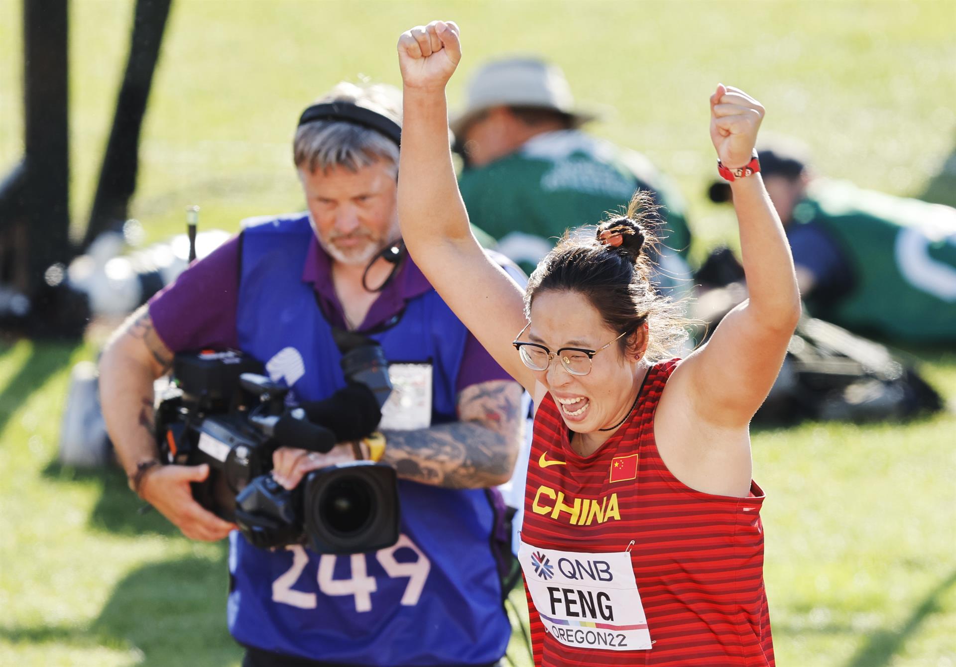 Bin Feng de China, celebra después de ganar el primer lugar en la final de lanzamiento de disco femenino, durante el Campeonato Mundial de Atletismo Oregon, en Hayward Field, EE. UU. EFE/EPA/CJ Gunther
