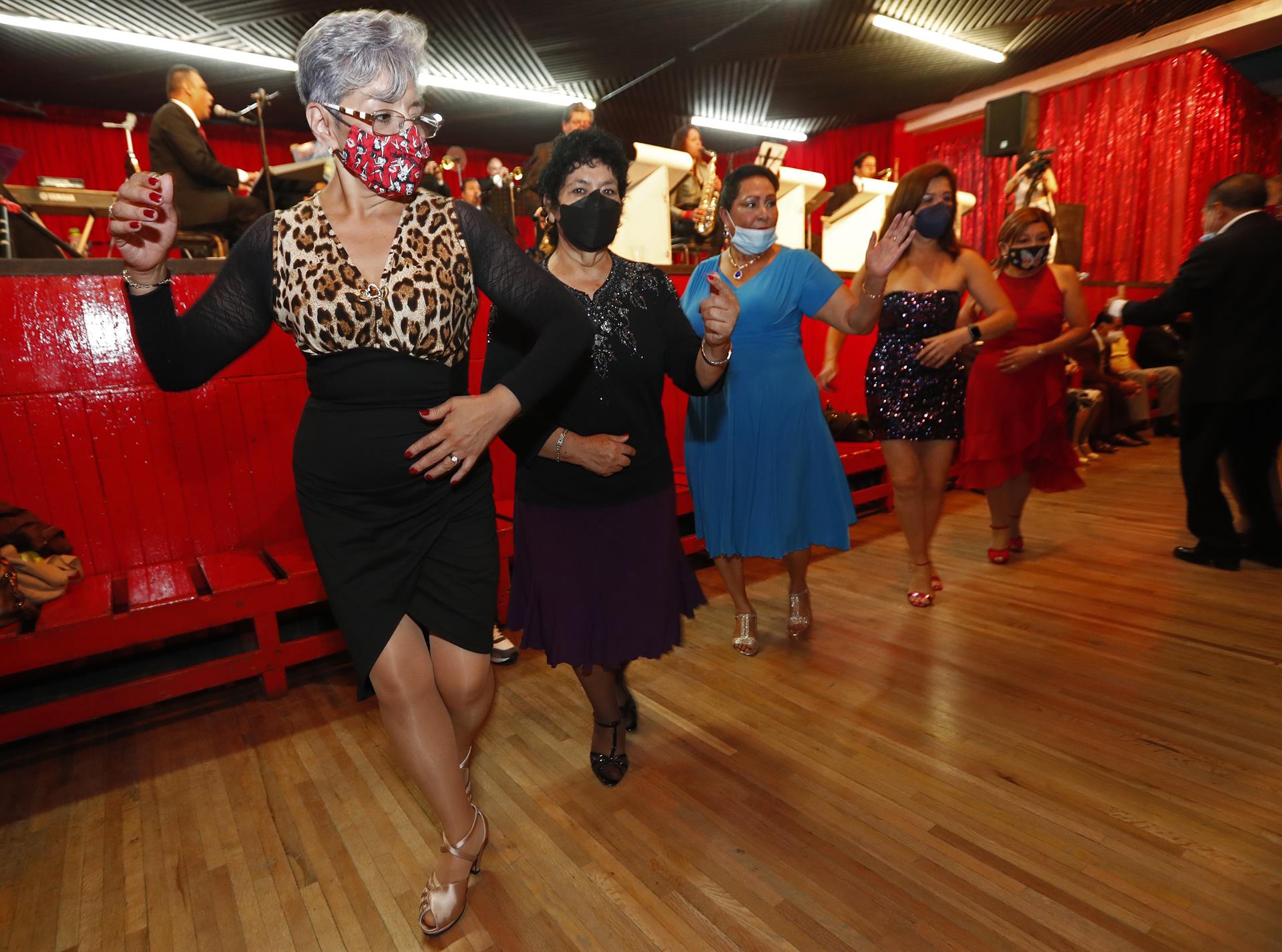 Asistentes bailan en el Salón Los Ángeles, el 22 de julio de 2022, en la Ciudad de México (México). EFE/ Mario Guzmán
