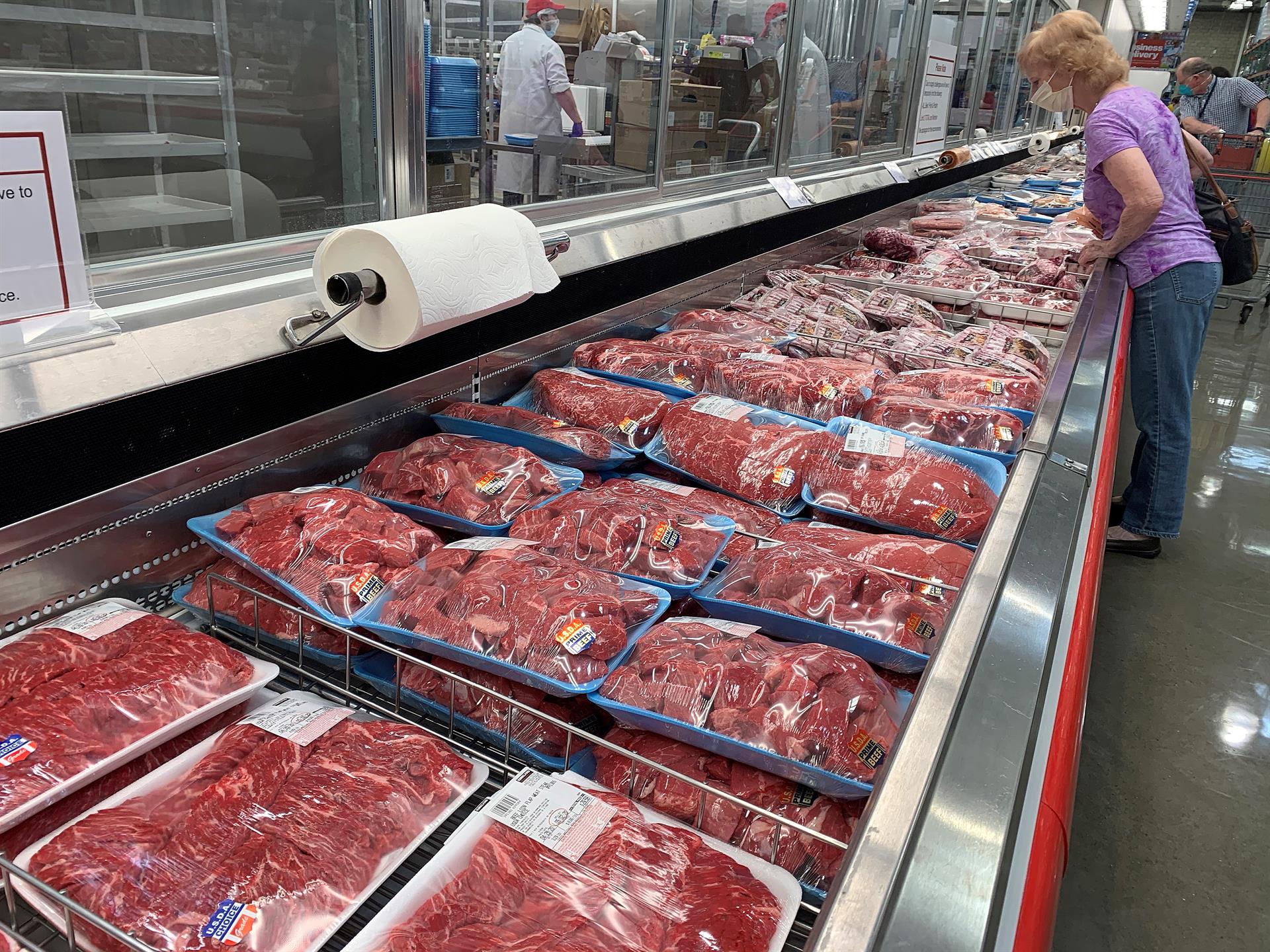 Fotografía de archivo que muestra compradores mientras ven selecciones de carne de primera calidad en el departamento de carnes en un Costco Wholesale de la ciudad de Vacaville, California (EE.UU.). EFE/ John G. Mabanglo
