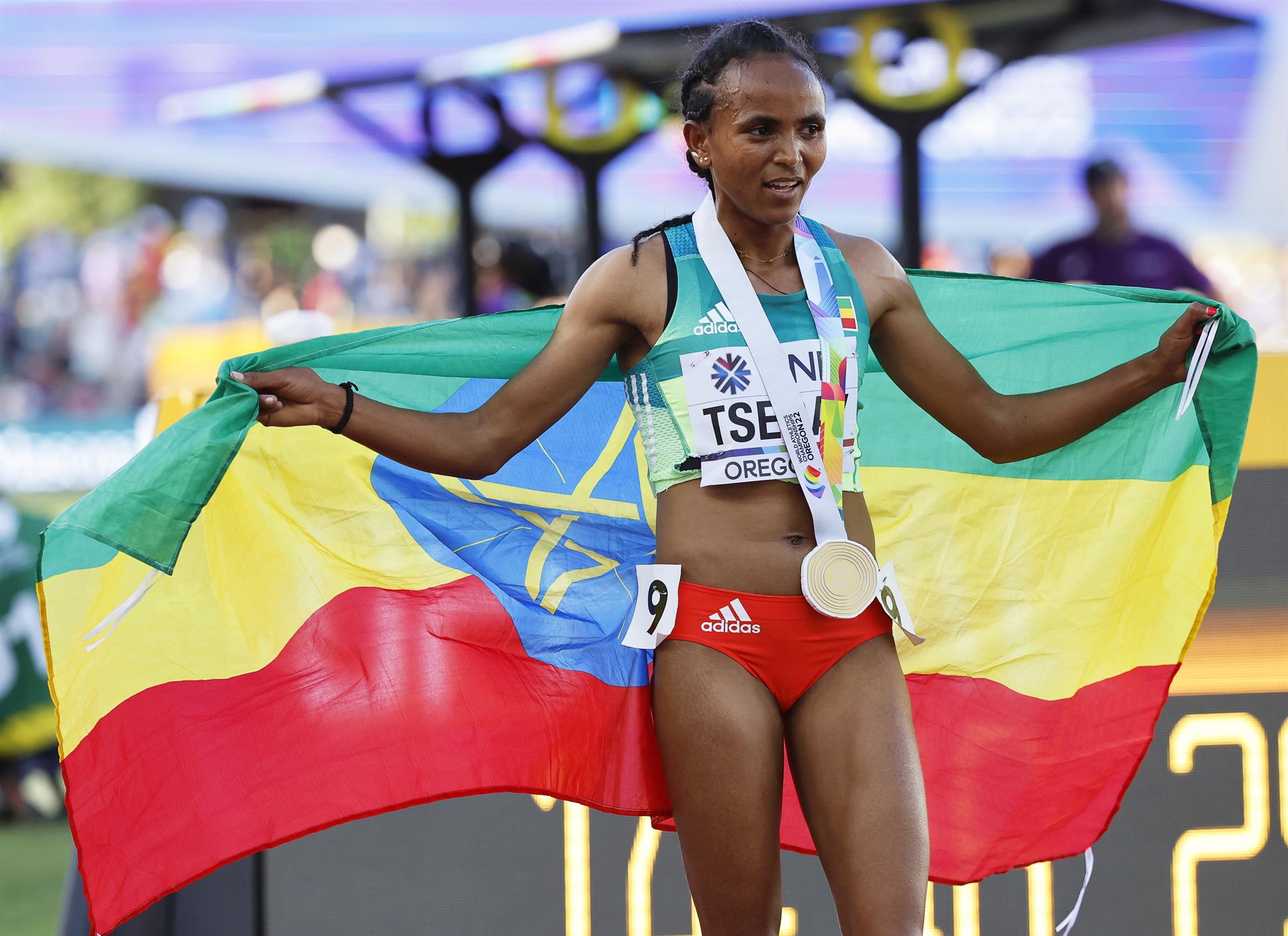 La etíope Gudaf Tsegay celebrar tras ganar la medalla de oro en la prueba de 5.000m en el Campeonato Mundial de Atletismo Oregon22 en Hayward Field en Eugene, Oregón (EE.UU.), este 23 de julio de 2022. EFE/EPA/John G. Mabanglo
