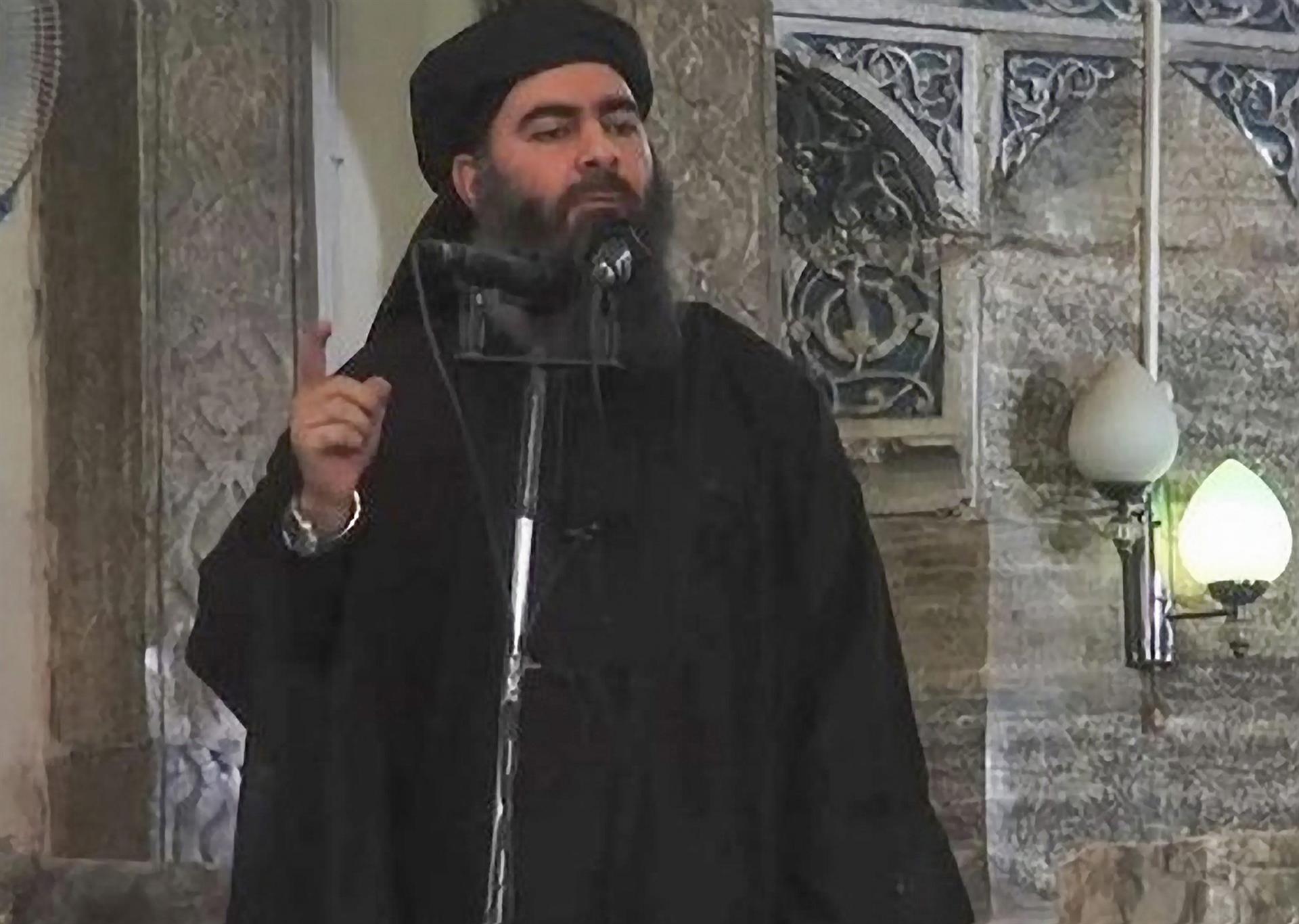 Fotograma de archivo de un vídeo cedido por el grupo Estado Islámico (EI) del califa del EI, Abu Bakr al Bagdadi al Quraishi al Husaini, pronunciando un discurso en una localización sin especificar. EFE/Estado Islámico SOLO USO EDITORIAL[SOLO USO EDITORIAL]
