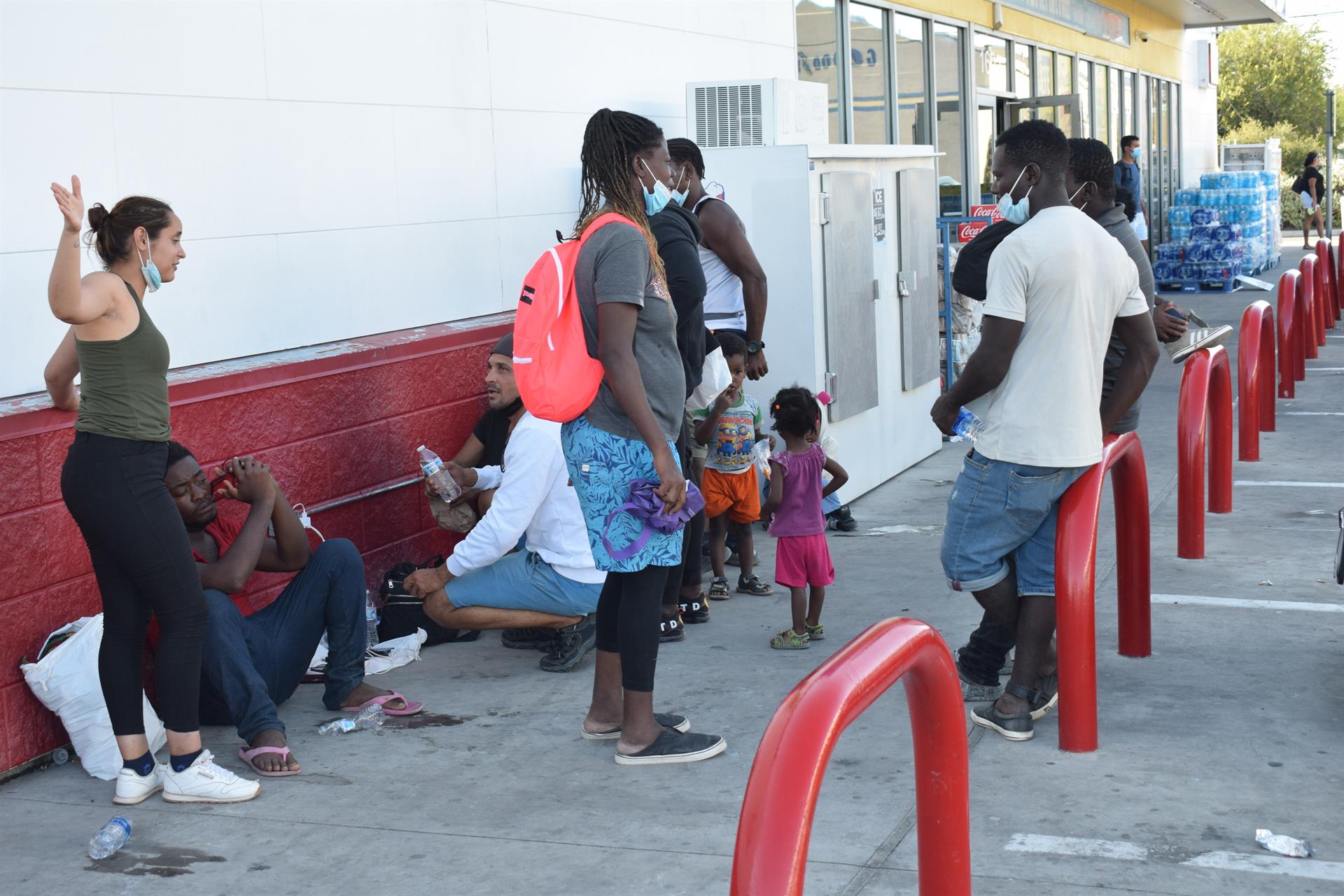 Las autoridades estadounidenses capturaron en Texas a más de 670 migrantes indocumentados en tres grupos grandes en el transcurso de menos de seis horas, informó hoy viernes la Oficina de Aduanas y Protección Fronteriza (CBP). Imagen de archivo. EFE/ Alex Segura
