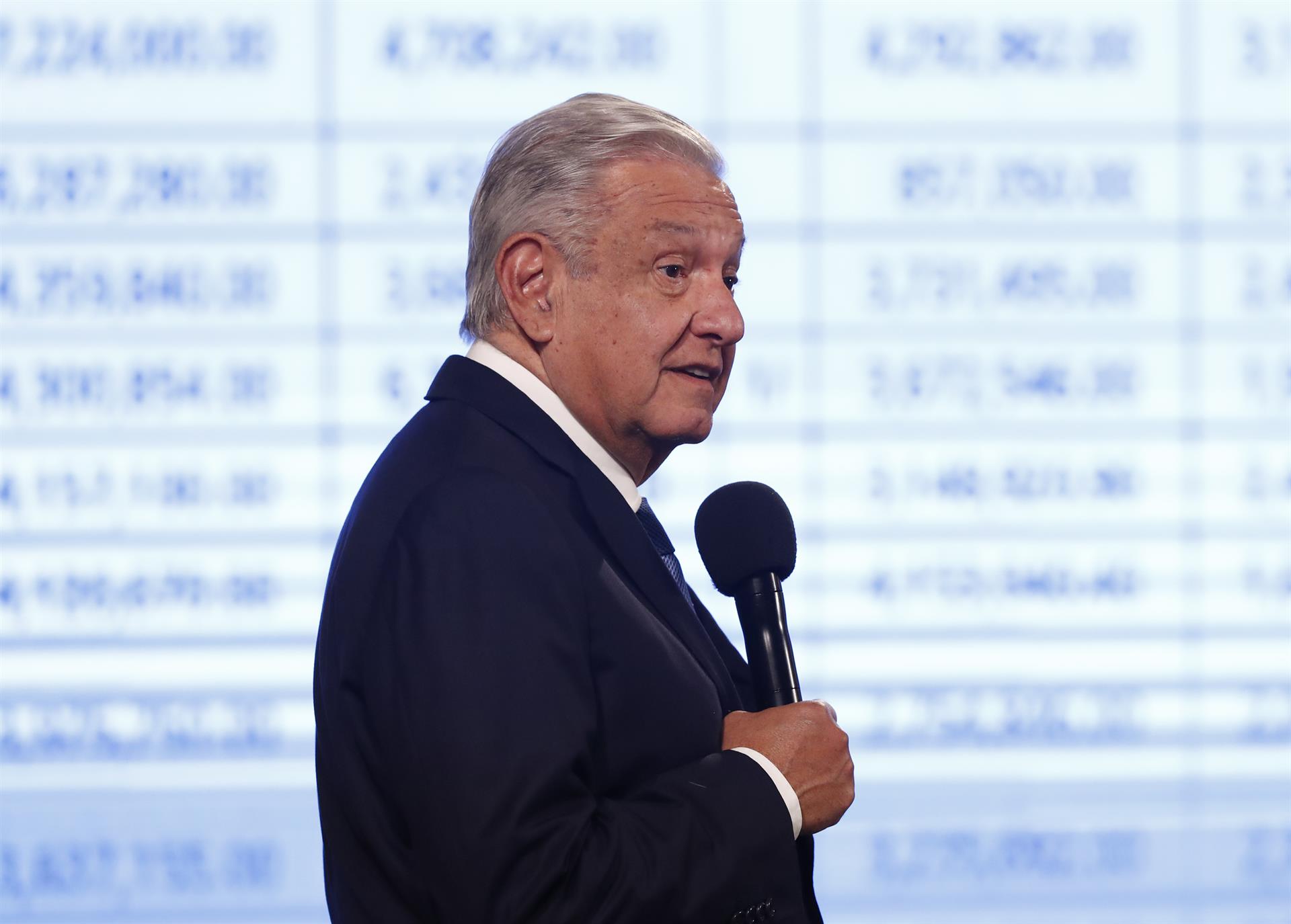 El presidente de México, Andrés Manuel López Obrador, habla hoy durante su rueda de prensa matutina en Palacio Nacional, en Ciudad de México (México). EFE/Mario Guzmán
