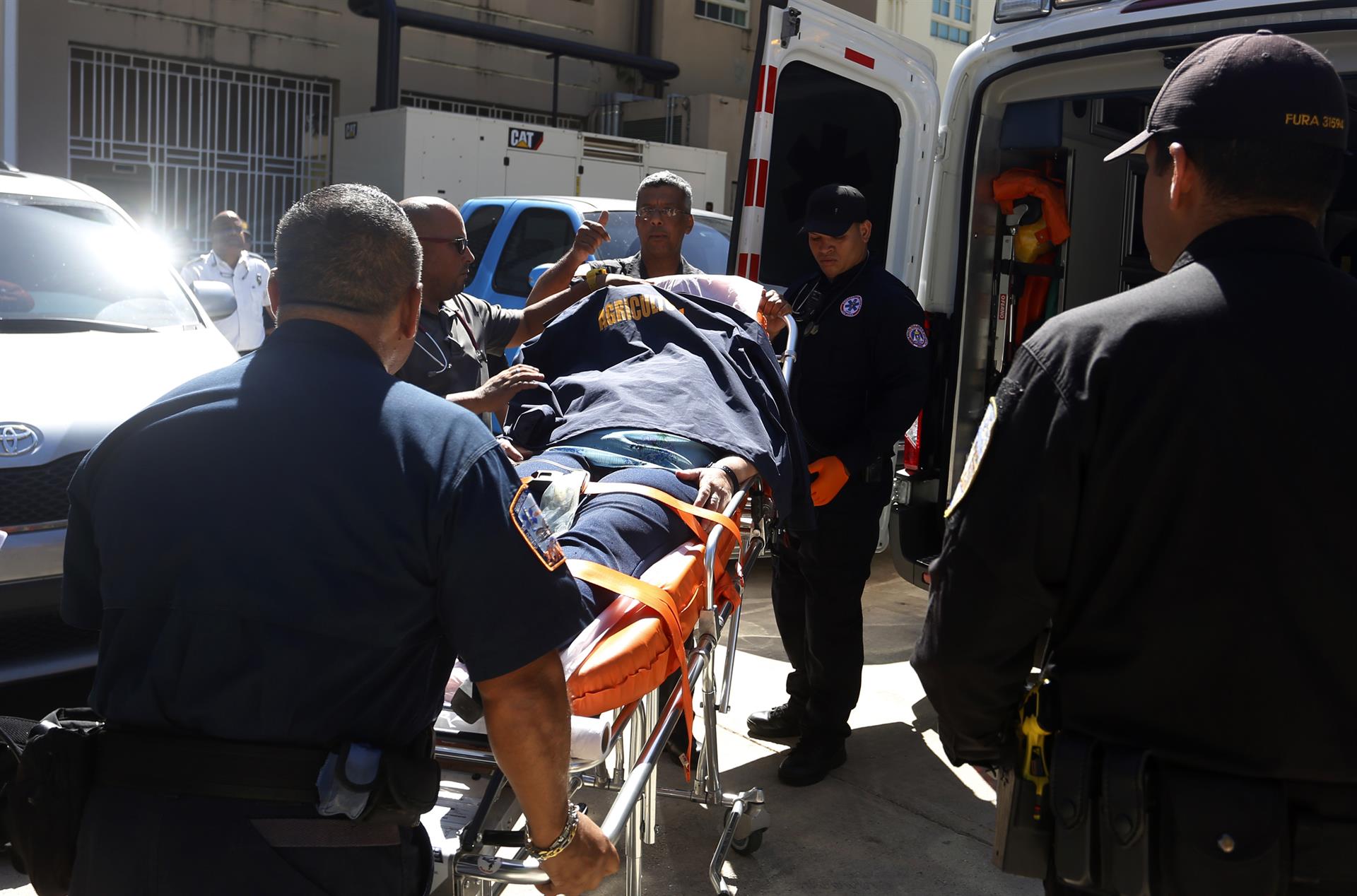 Personal de emergencias médicas transportan a un herido en Puerto Rico. Imagen de archivo. EFE/Thais Llorca

