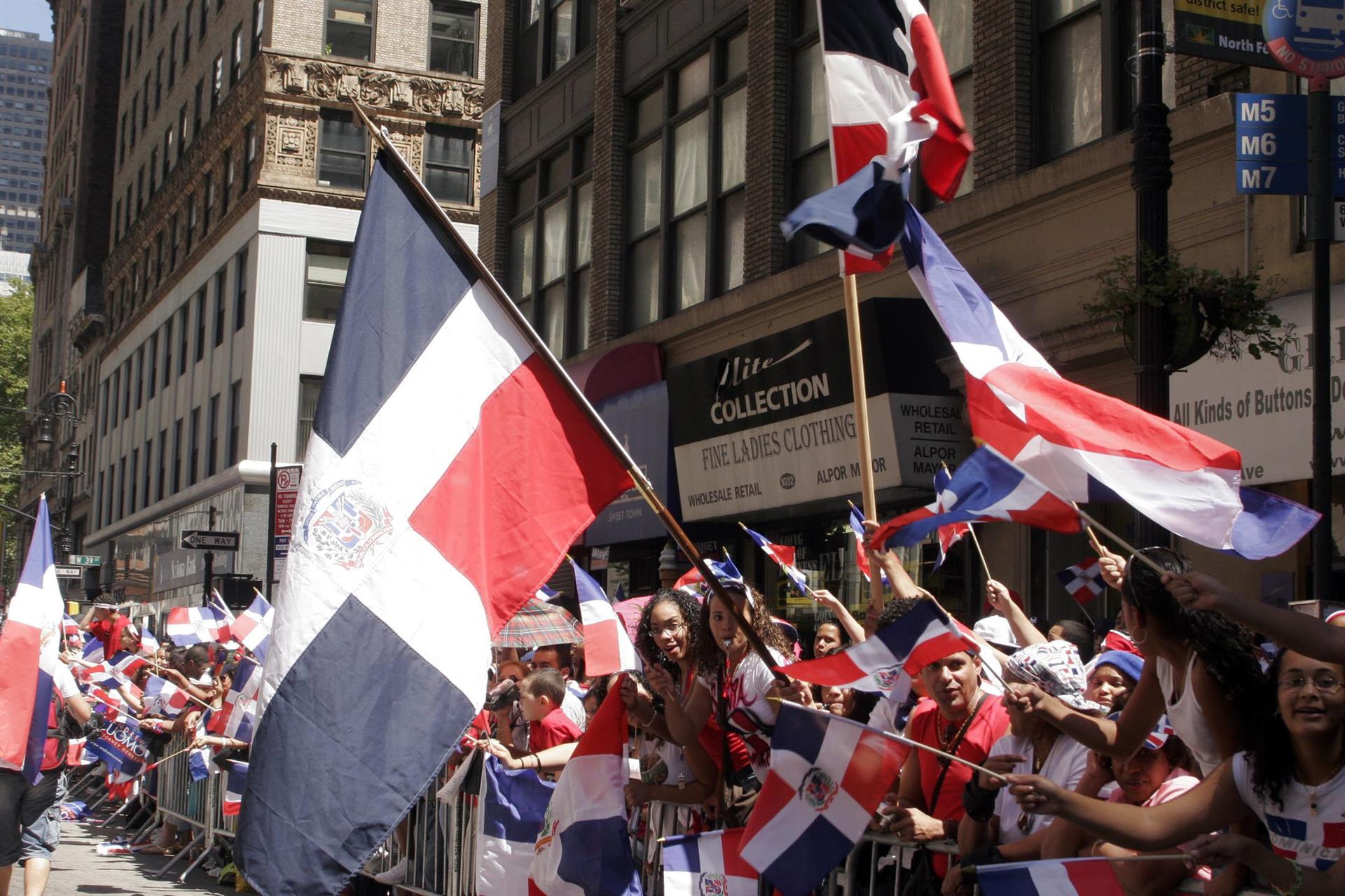 Fotografía de archivo de cientos de miles de dominicanosdurante el Desfile Dominicano, que se realizó por la Avenida de las Américas de Nueva York. EFE/Miguel Rajmil
