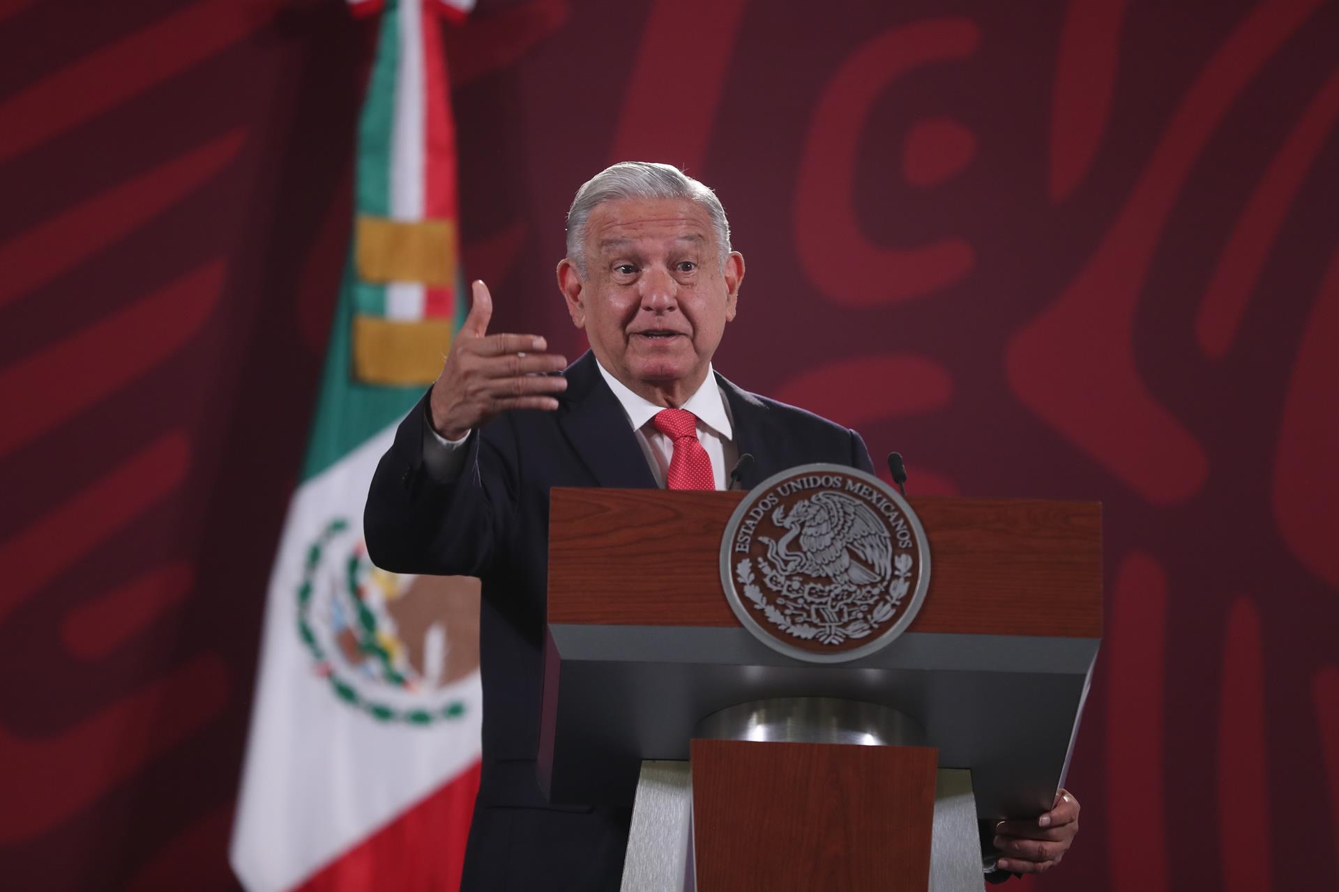El presidente mexicano, Andrés Manuel López Obrador, habla hoy, durante una conferencia de prensa en el Palacio Nacional de la Ciudad de México (México). EFE/Sáshenka Gutiérrez
