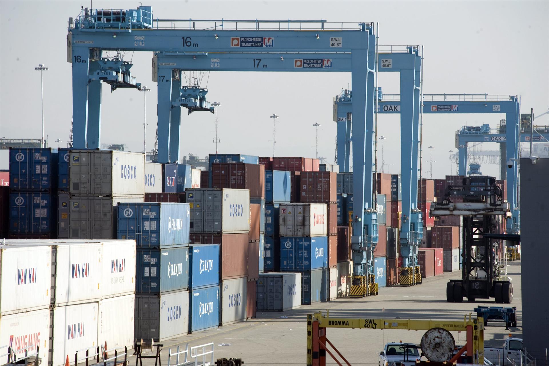 Vista de varios contenedores en el Puerto de Oakland, California (EEUU), donde llegan los barcos provenientes de Asia con productos de consumo. Imagen de archivo. EFE/JOHN G. MABANGLO
