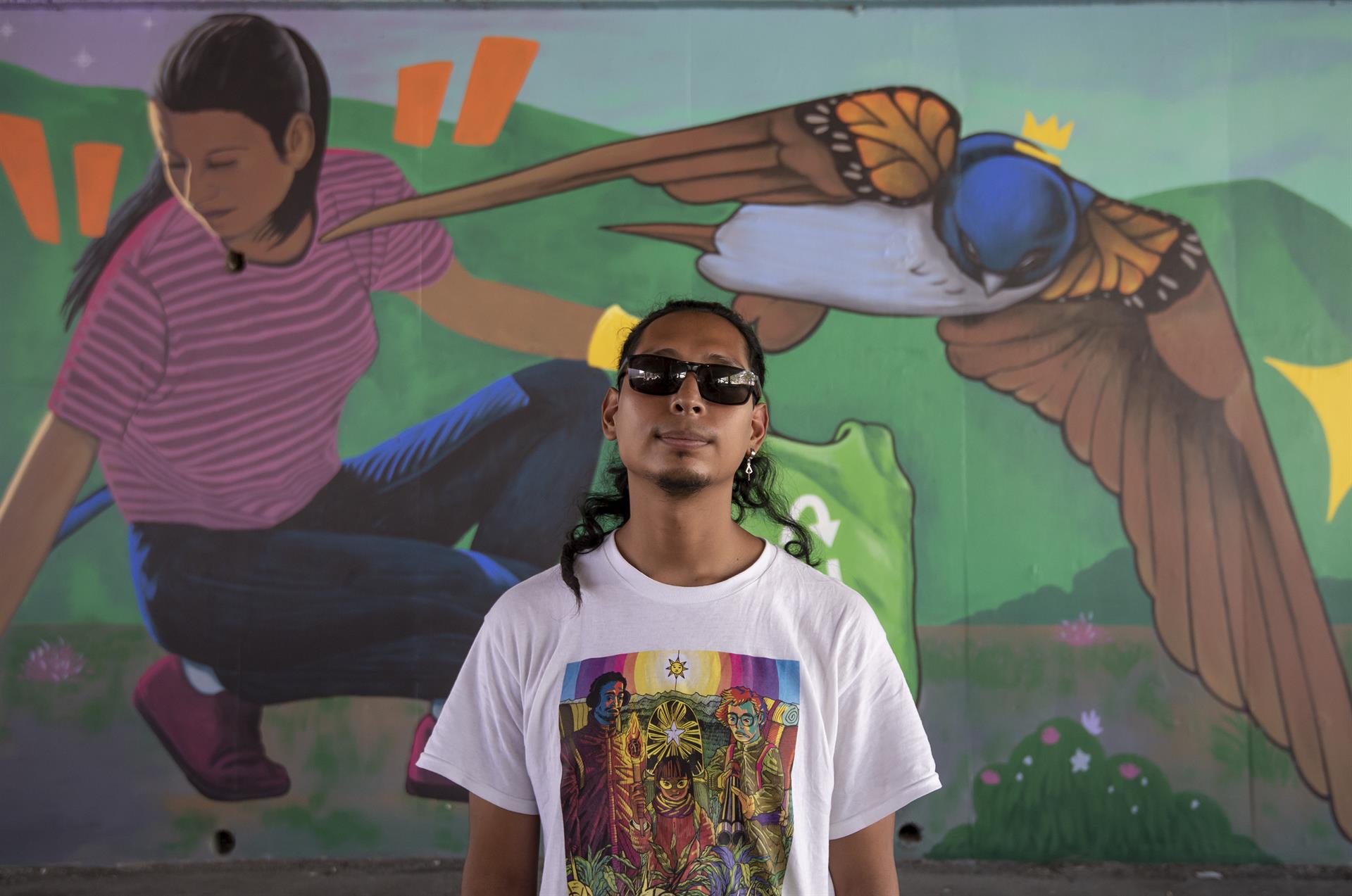 El muralista urbano mexicano Bp Vinalay posa durante una entrevista con Efe el 15 de julio de 2022 en Monterrey, Nuevo León (México). EFE/Miguel Sierra
