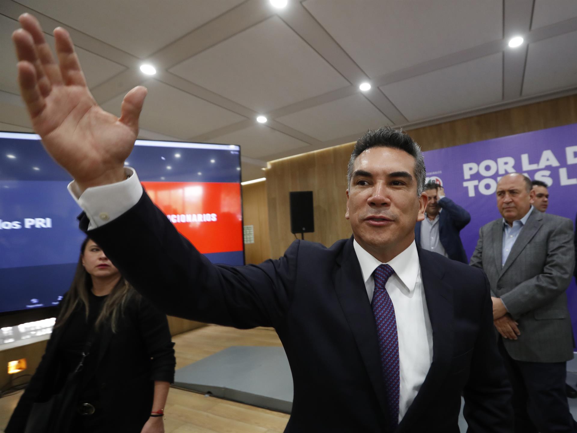 El presidente nacional del Partido Revolucionario Institucional (PRI), Alejandro Moreno habla hoy, durante una rueda de prensa en la Ciudad de México (México). EFE/Mario Guzmán
