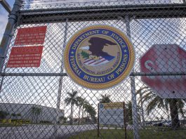 Fotografía de archivo de una vista de la entrada de la Institución Correccional Federal (FCI) de Miami, Florida. EFE/Giorgio Viera
