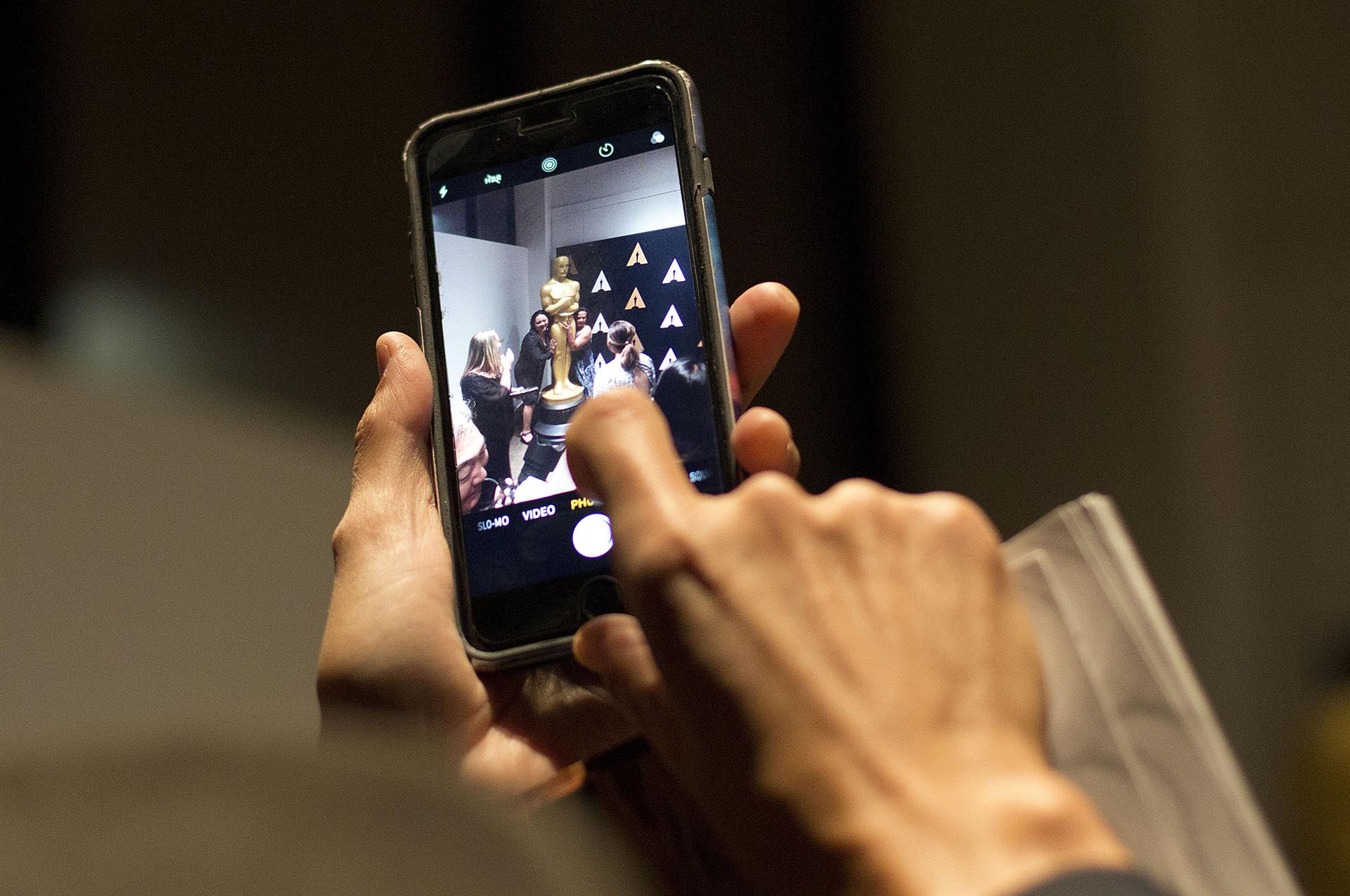 Imagen de archivo que muestra a una personas observando su celular en Beverly Hills, California (EE.UU.). EFE/SAALIK KHAN
