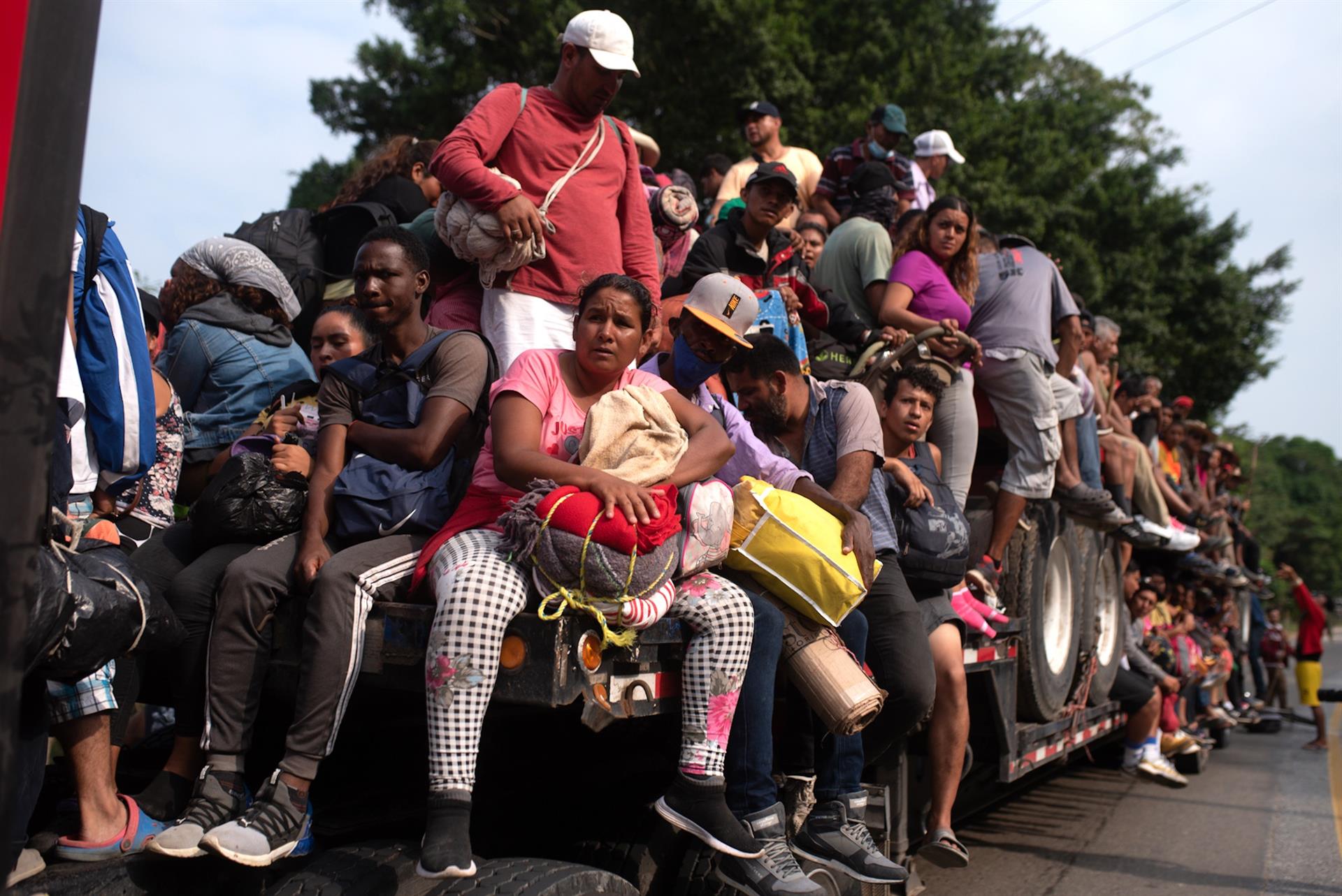 Migrantes centroamericanos viajan en camiones durante su caravana hacia el norte de México en el municipio de Jesús Carranza, en el estado de Veracruz (México). Imagen de archivo. EFE/Ángel Hernández
