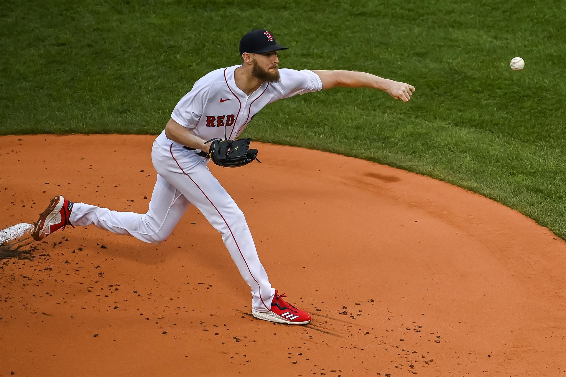 Fotografía de archivo en la que se registró a Chris Sale, lanzador zurdo inicialista de los Medias Rojas de Boston, quien se fracturó un dedo meñique luego de recibir un pelotazo bateado por el jardinero izquierdo de los Yanquis de Nueva York Aaron Hicks. EFE/John Cetrino
