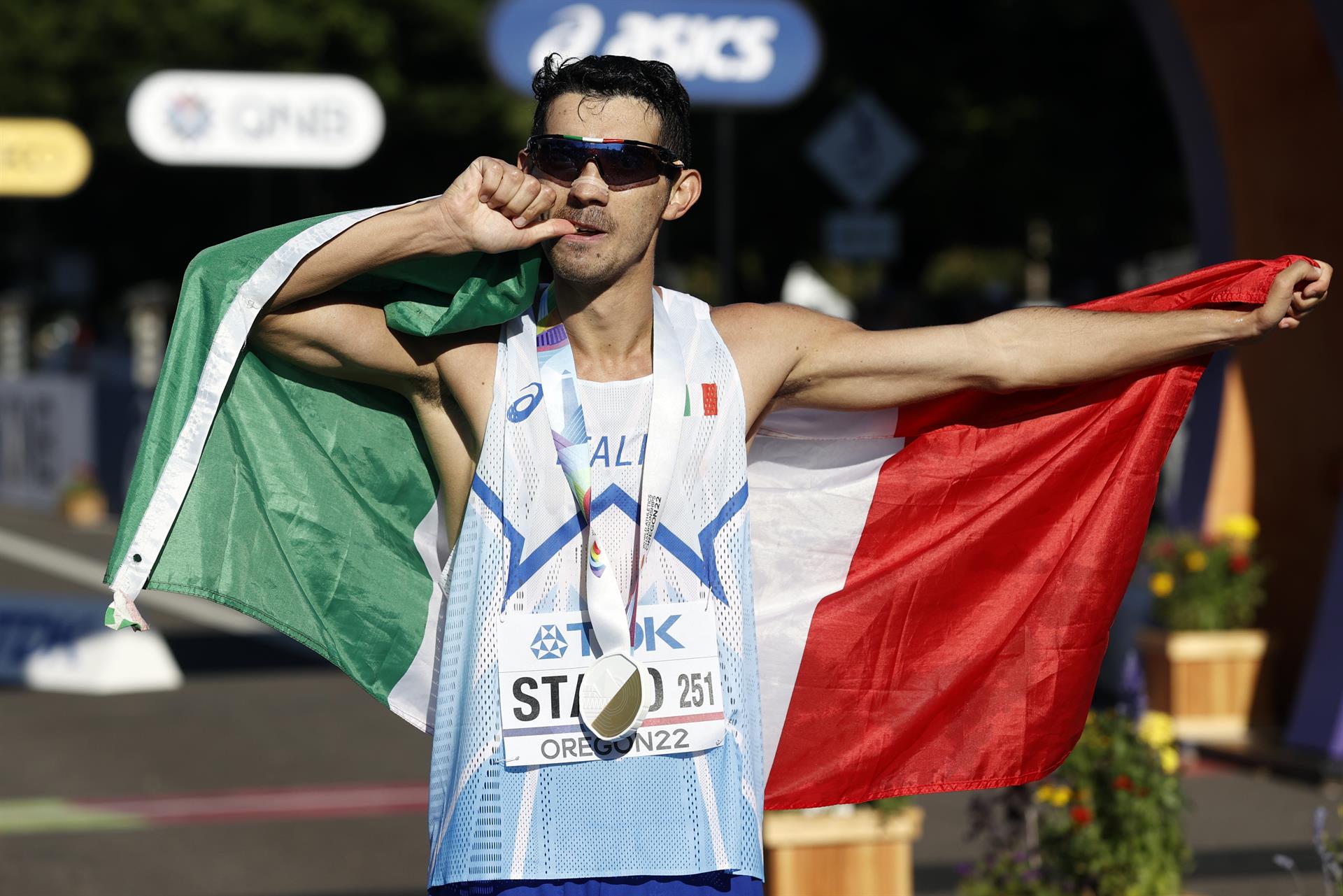 El italiano Massimo Stano celebra al ganar los 35km marcha masculina hoy, en los Campeonatos Mundiales de Atletismo en Eugene (EE.UU.). EFE/ Kai Forsterling
