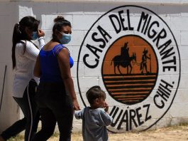 Fotografía de archivo de migrantes que llegan al albergue “Esperanza para todos”, el 27 de mayo de 2022 en Ciudad Juárez (México). EFE/Luis Torres
