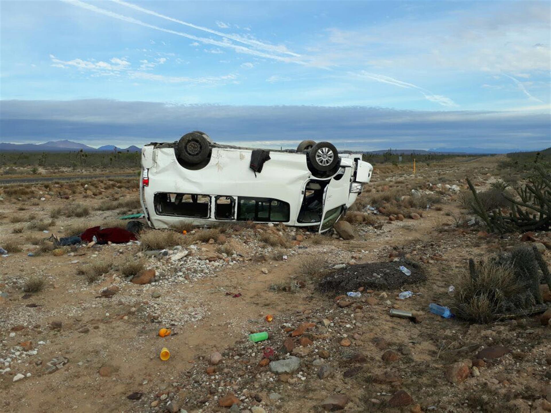 Fotografía de archivo de una camioneta volteada tras un accidente. EFE/ Manuel Pérez
