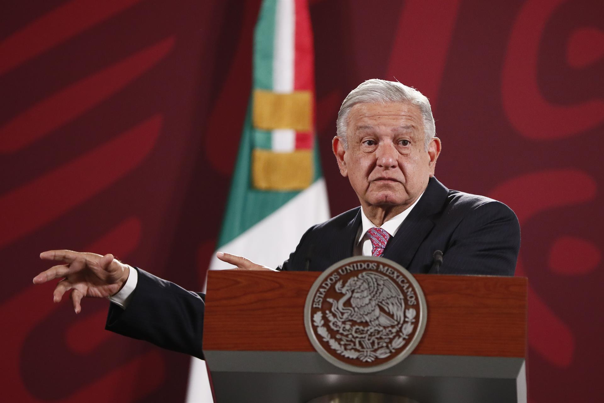 El presidente de México, Andrés Manuel López Obrador, habla durante una rueda de prensa en el Palacio Nacional, en Ciudad de México (México). EFE/ José Méndez
